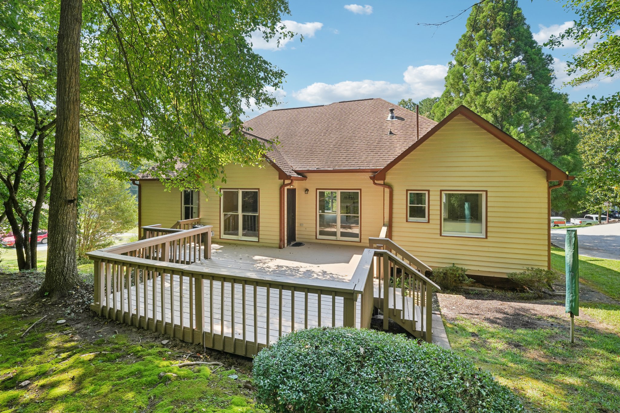 Elm Tree Dr NE-S2108-029.jpg