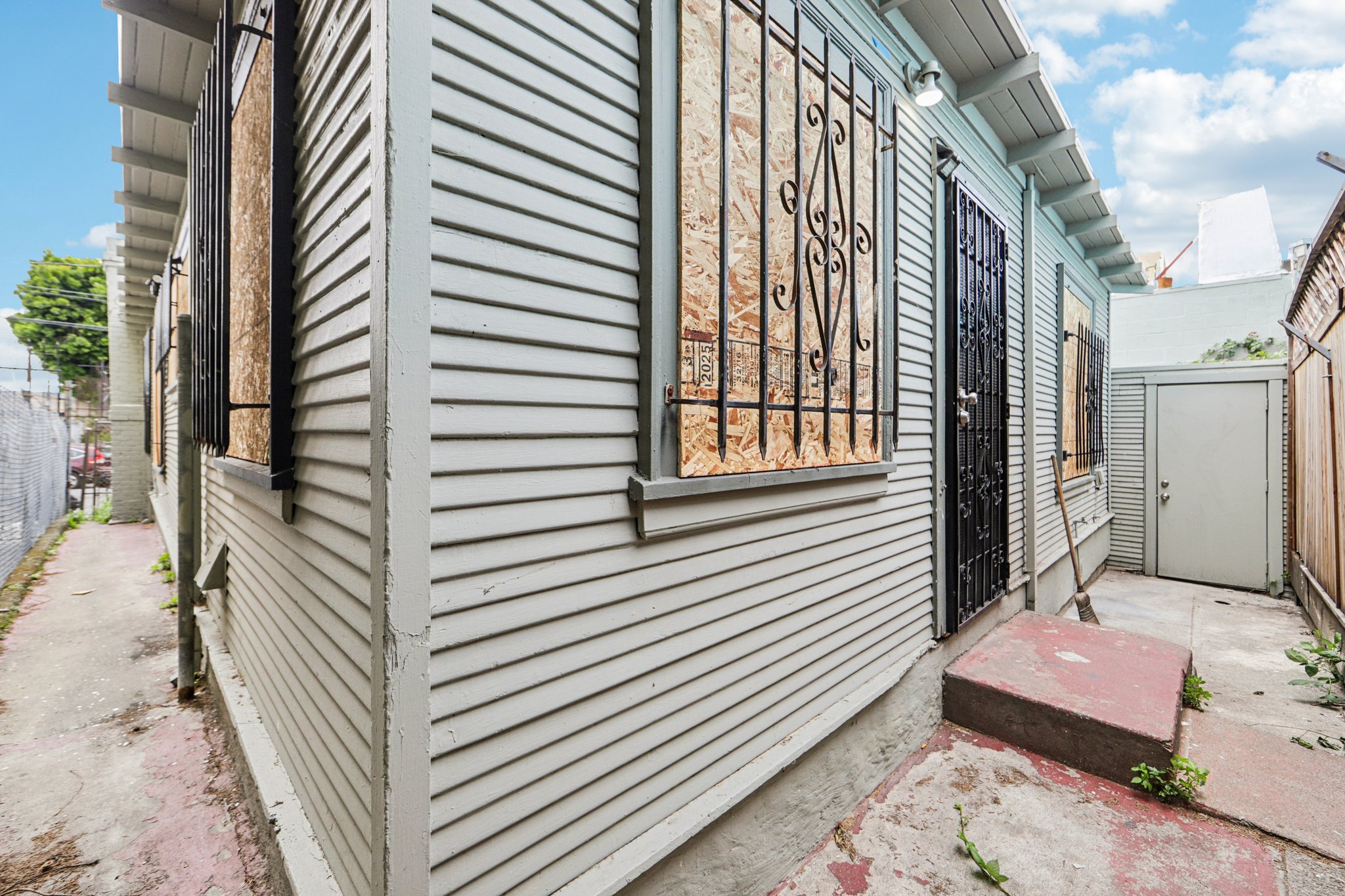 Avenal Ave-L0906-026.jpg