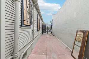 Avenal Ave-L0906-030.jpg