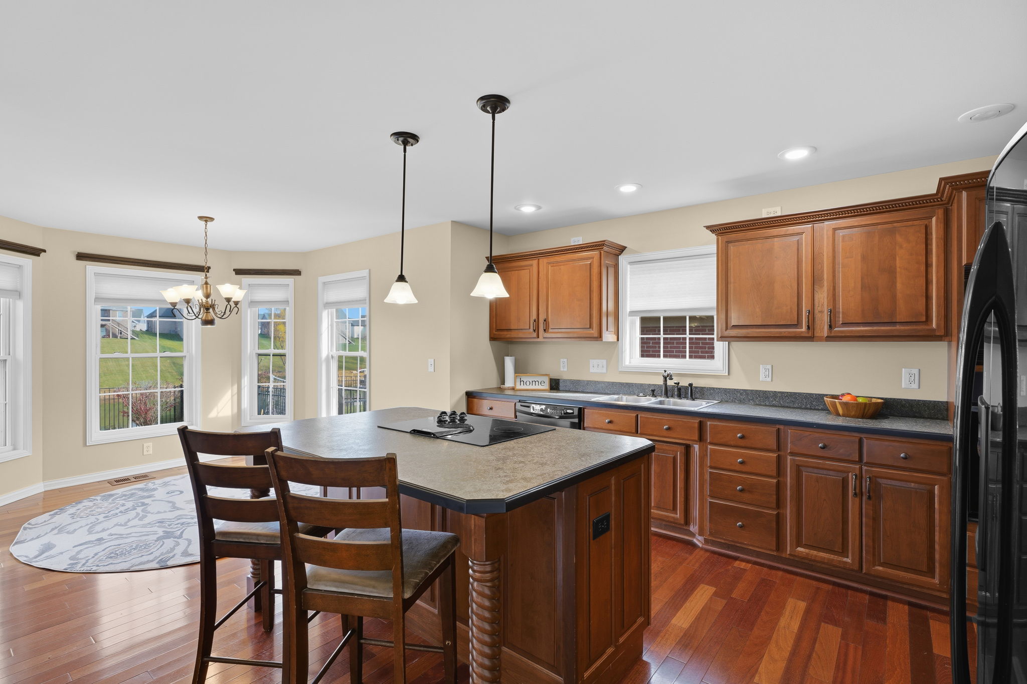 RUGS IN LIVING, ENTRY AND BREAKFAST NOOK CAN STAY