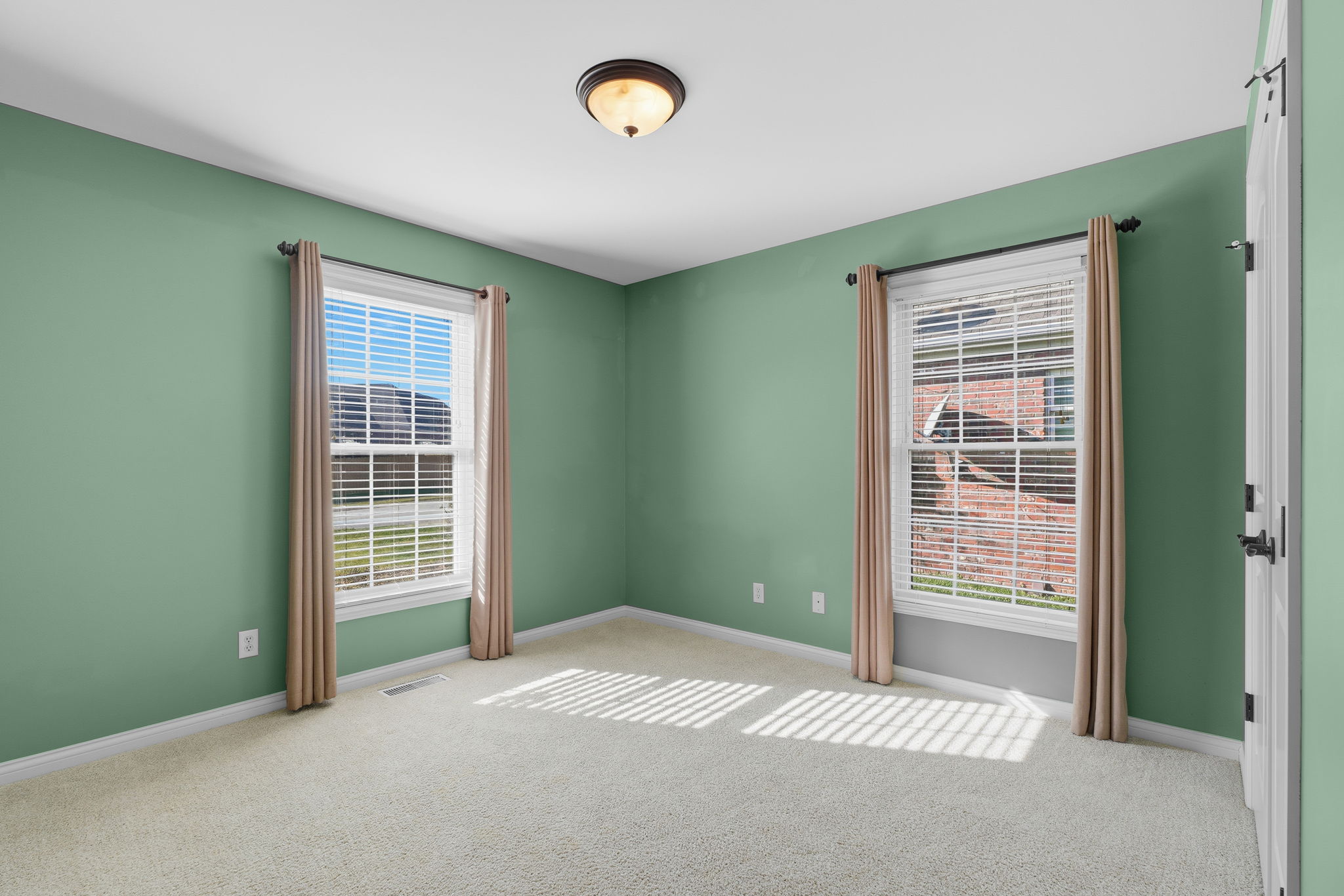 SPARE BEDROOM W/FRESHLY CLEANED CARPET)