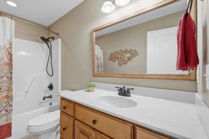 GUEST BATH WITH TUB/SHOWER COMBO