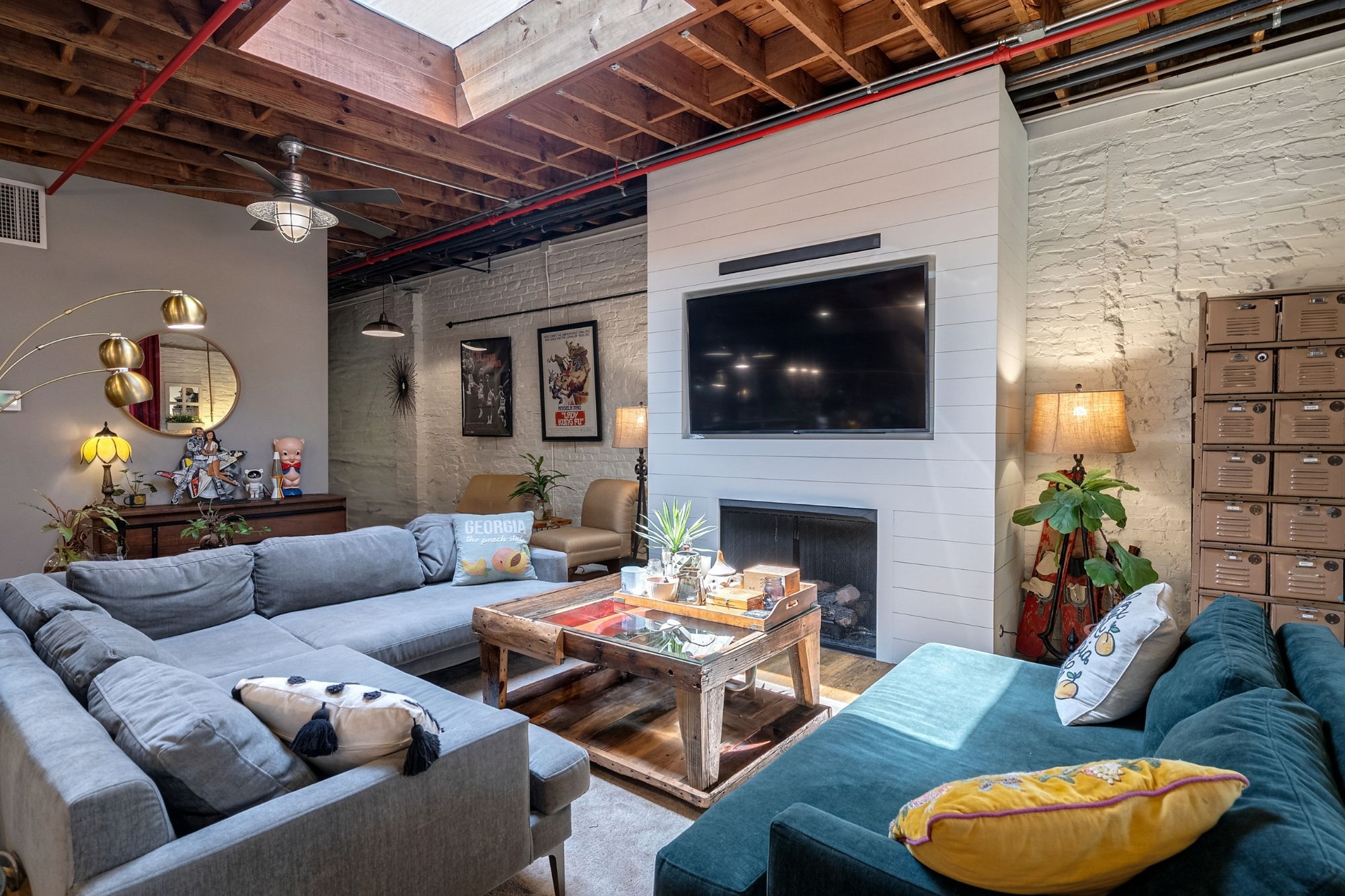 Gas fireplace & built in speakers