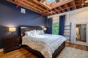 En-suite primary suite