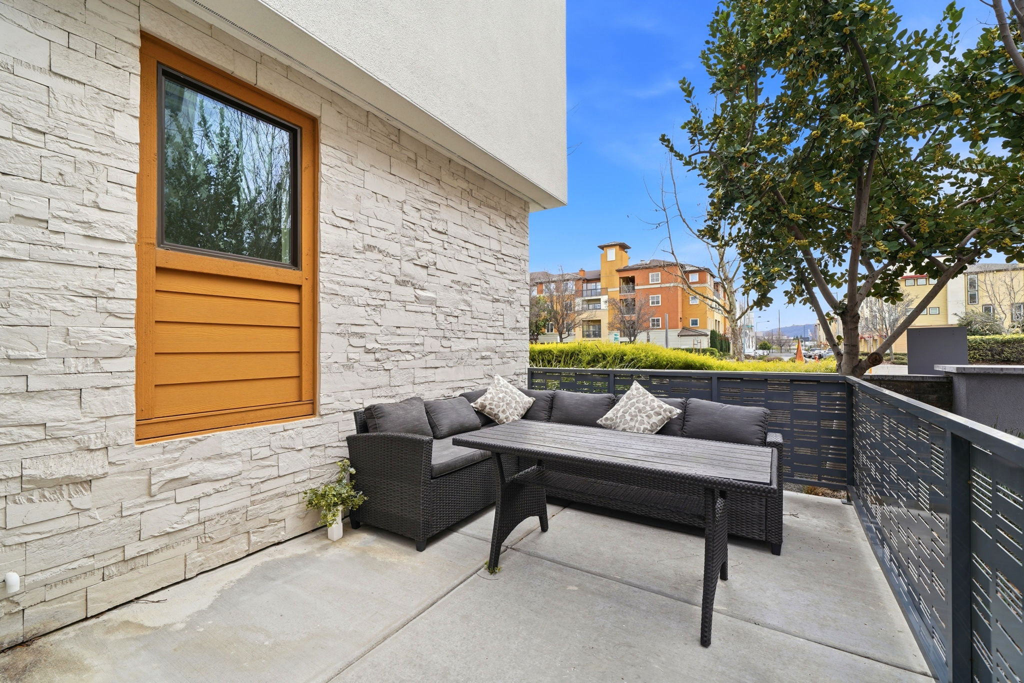 004_f8_5862 Cadence Ave