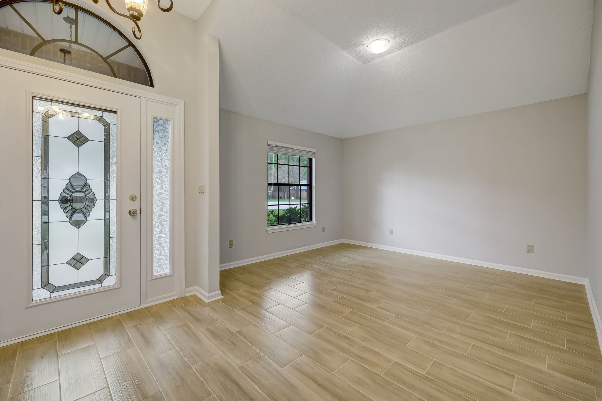 Foyer/Living Room