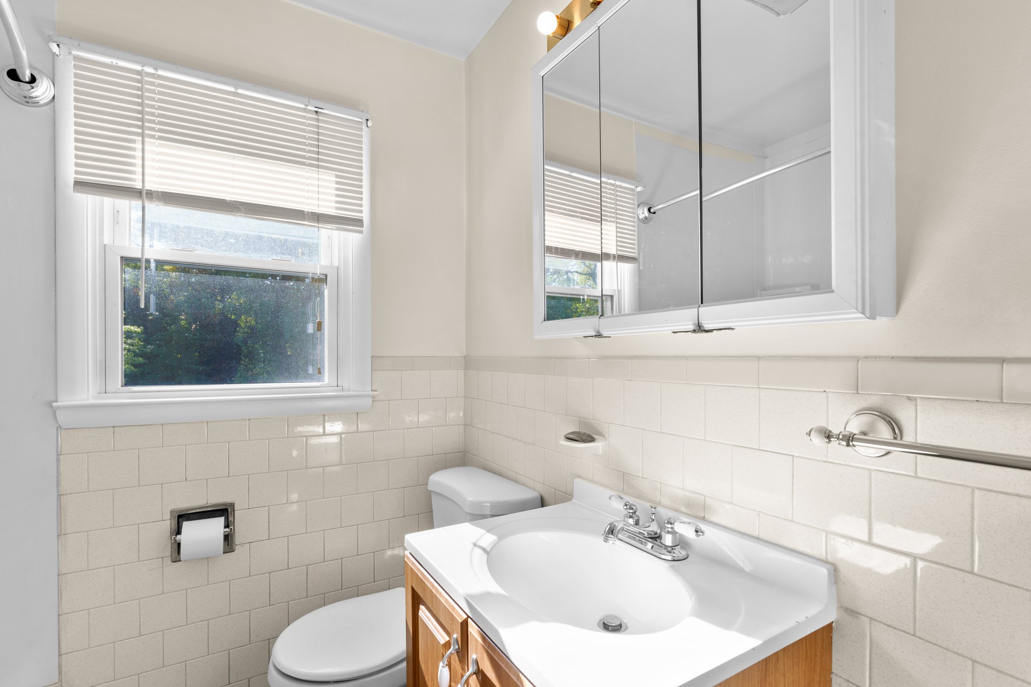 25. Main bath.jpg