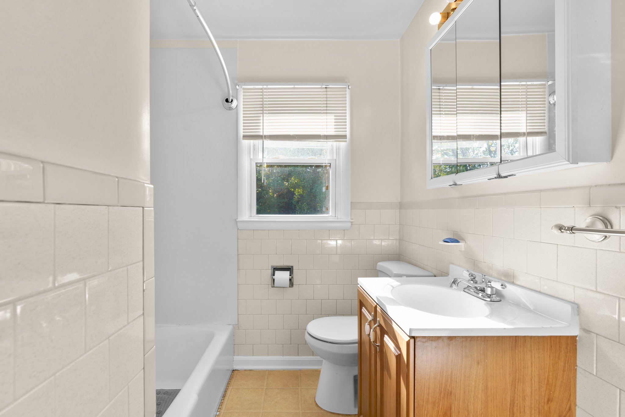 24. Main bath.jpg