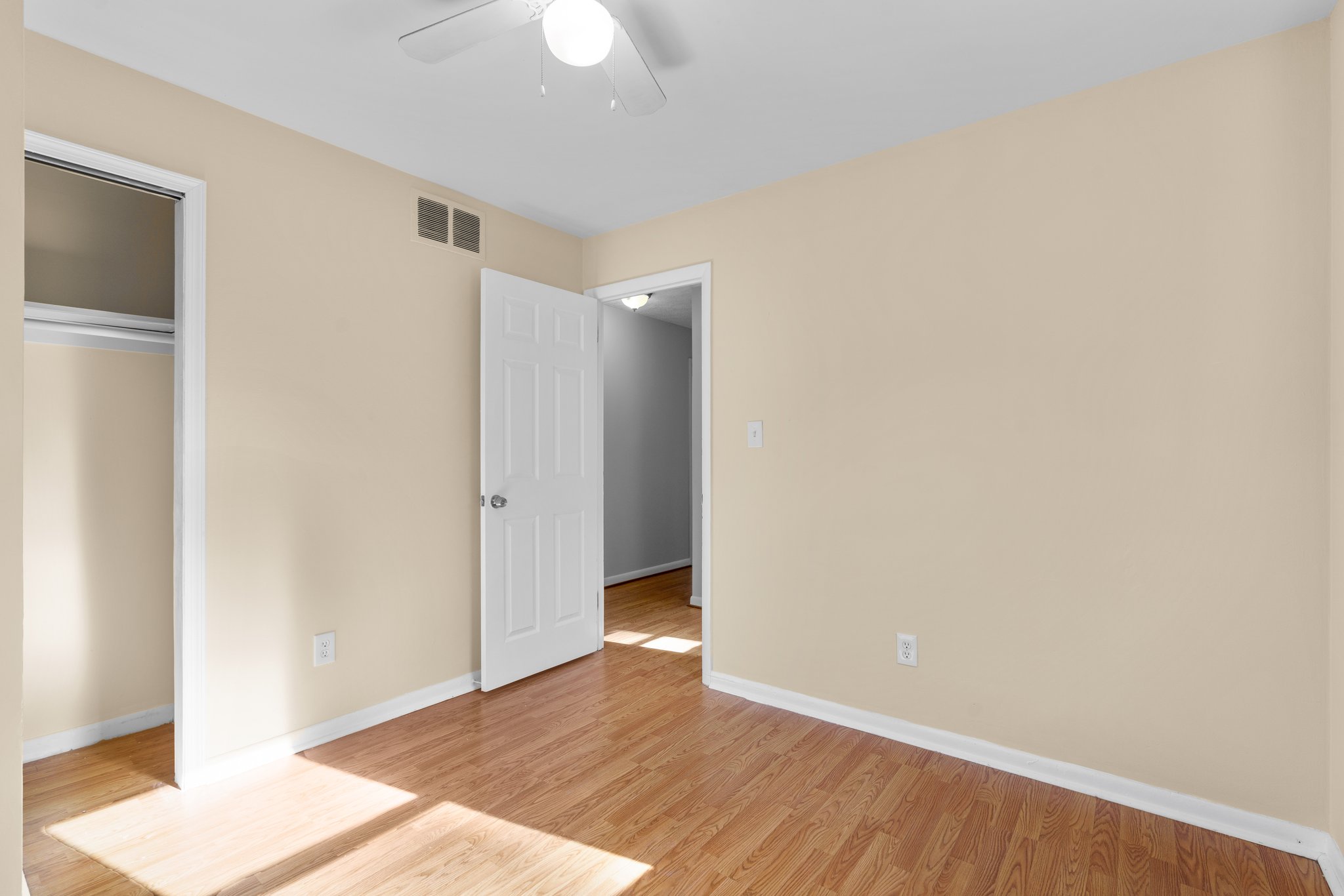 23. Main bedroom.jpg