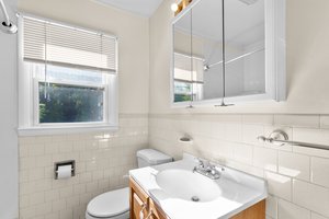 25. Main bath.jpg