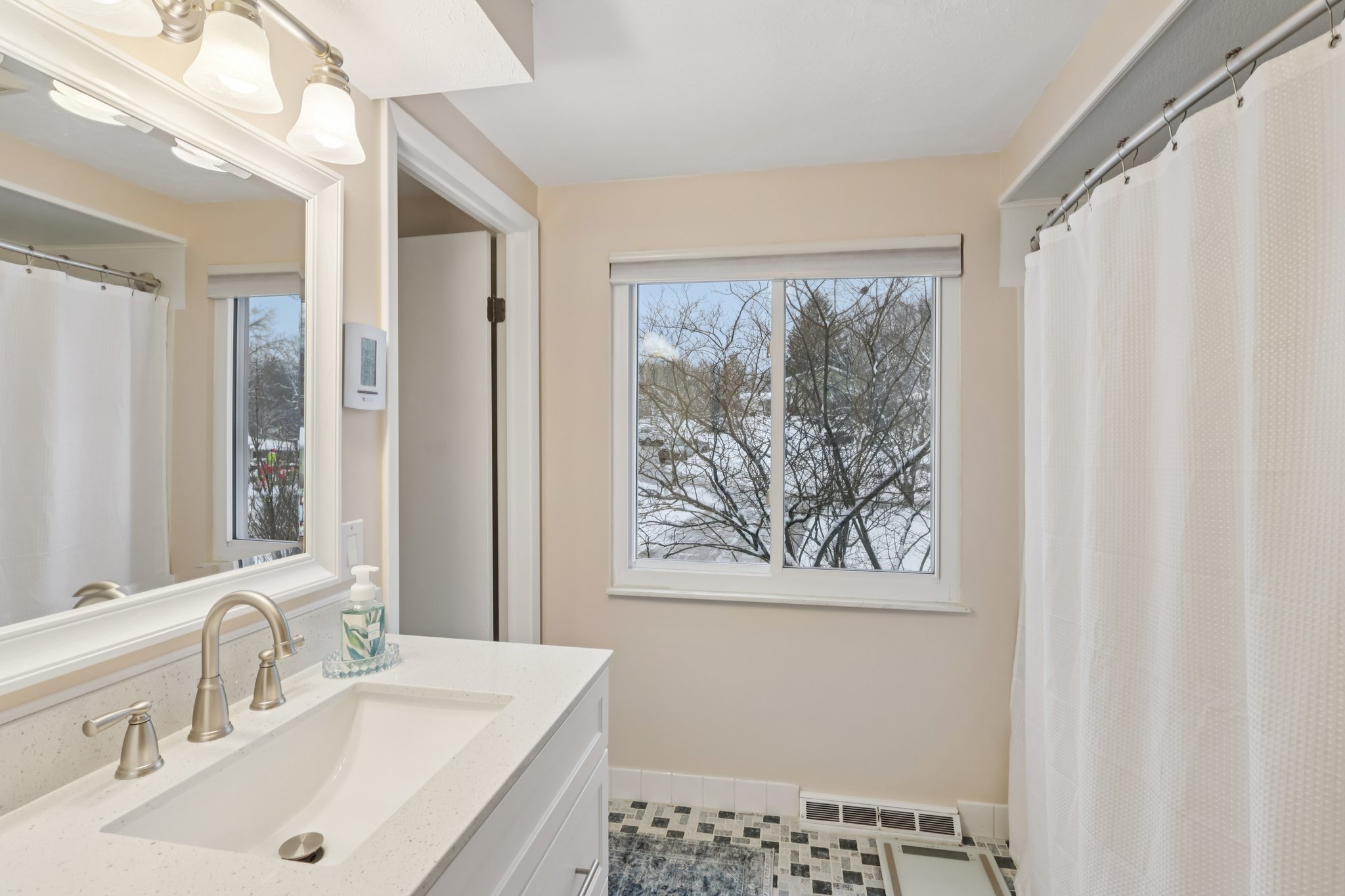 N Oval-S0312-025.jpg