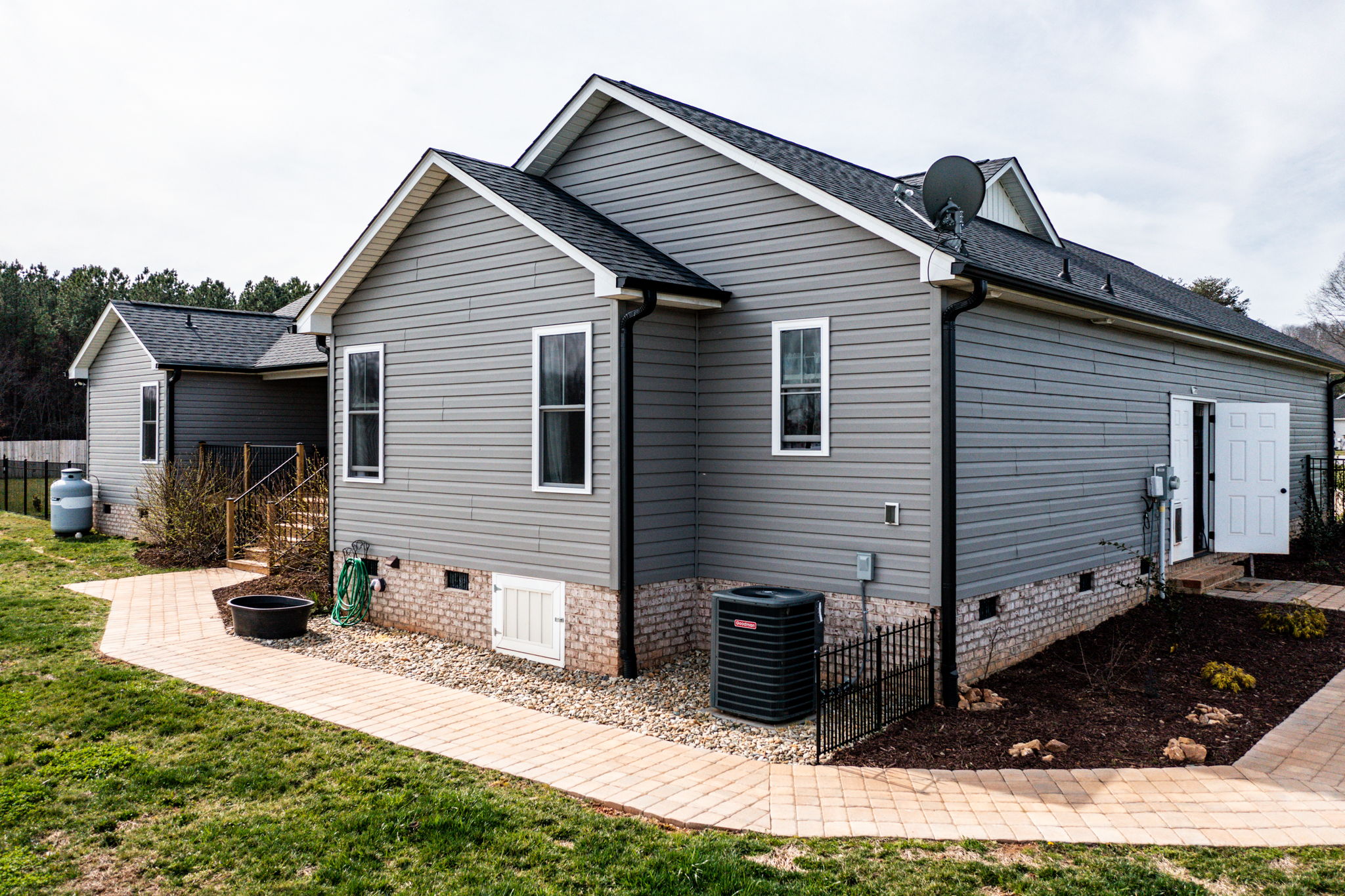 Access to back yard from garage w/in fenced area