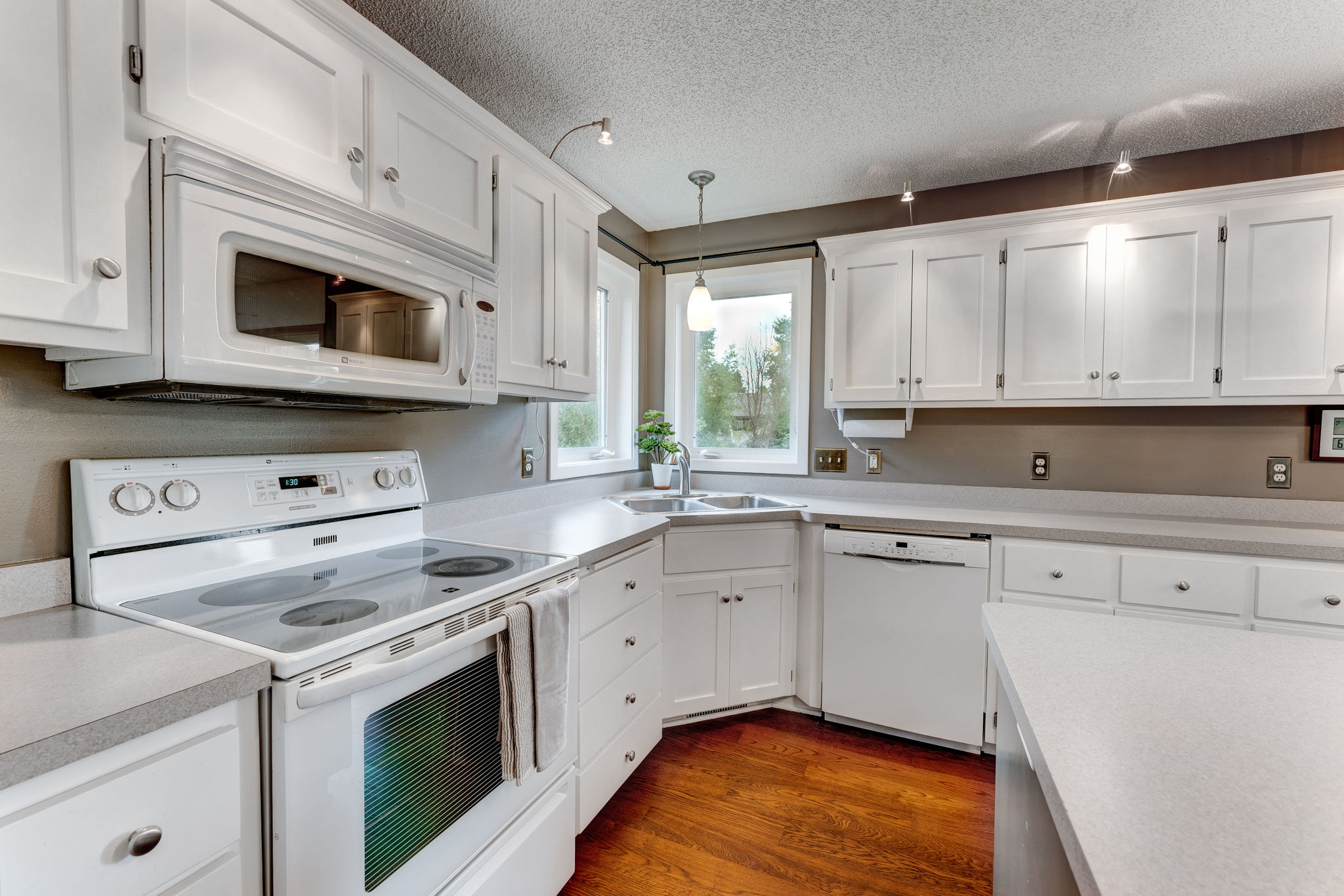 Kitchen/Eating Area