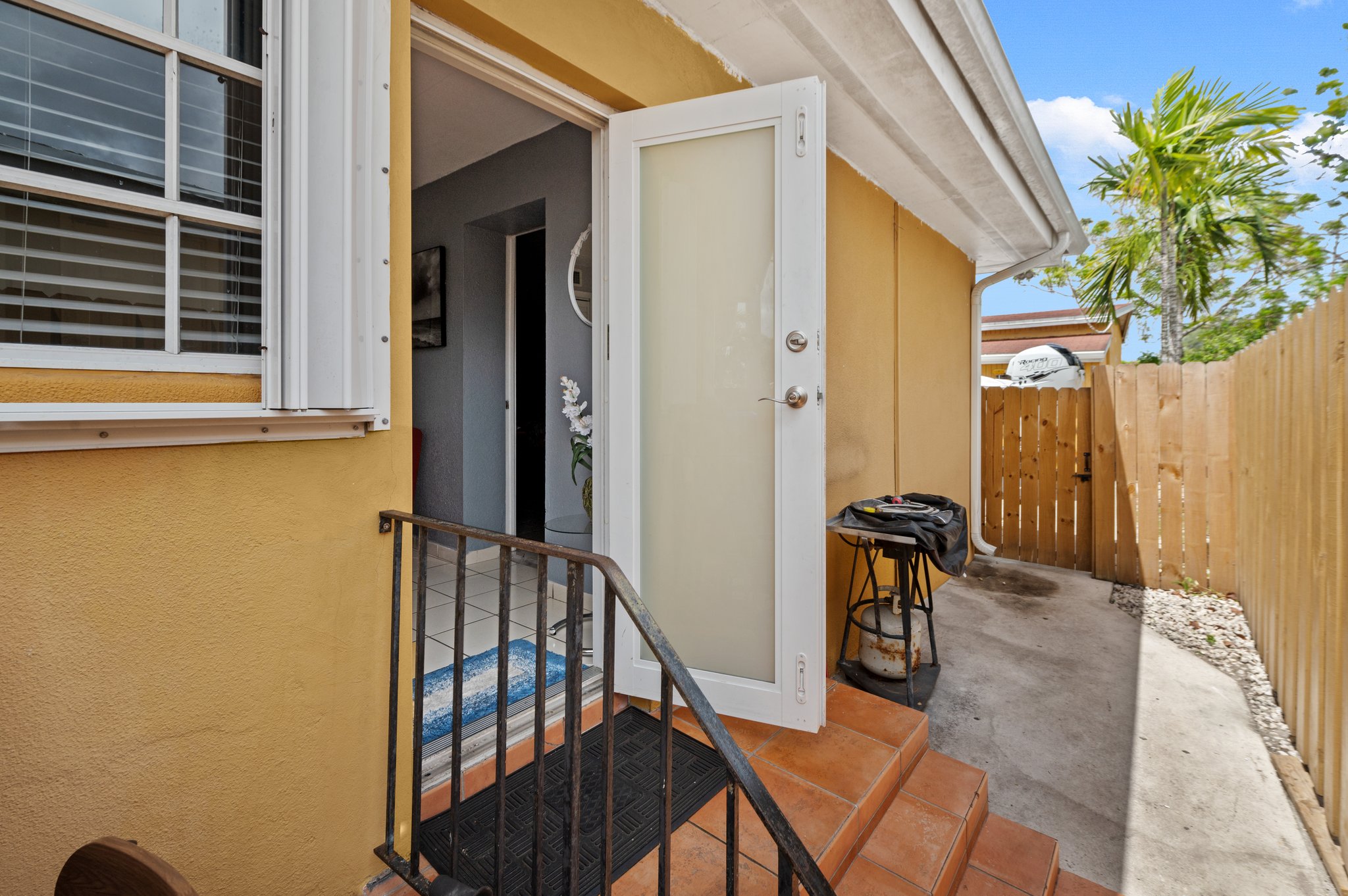 Attached apartment entry 1/1