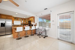Detached apartment eat-in kitchen bar