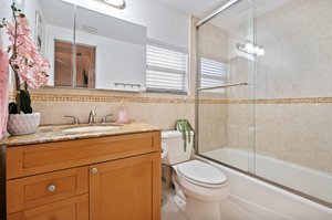 Detached apartment en-suite bathroom