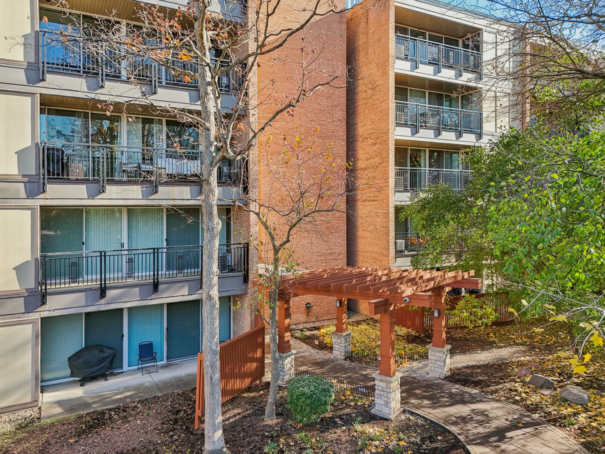 Oakwood Dr-S1411-035.jpg