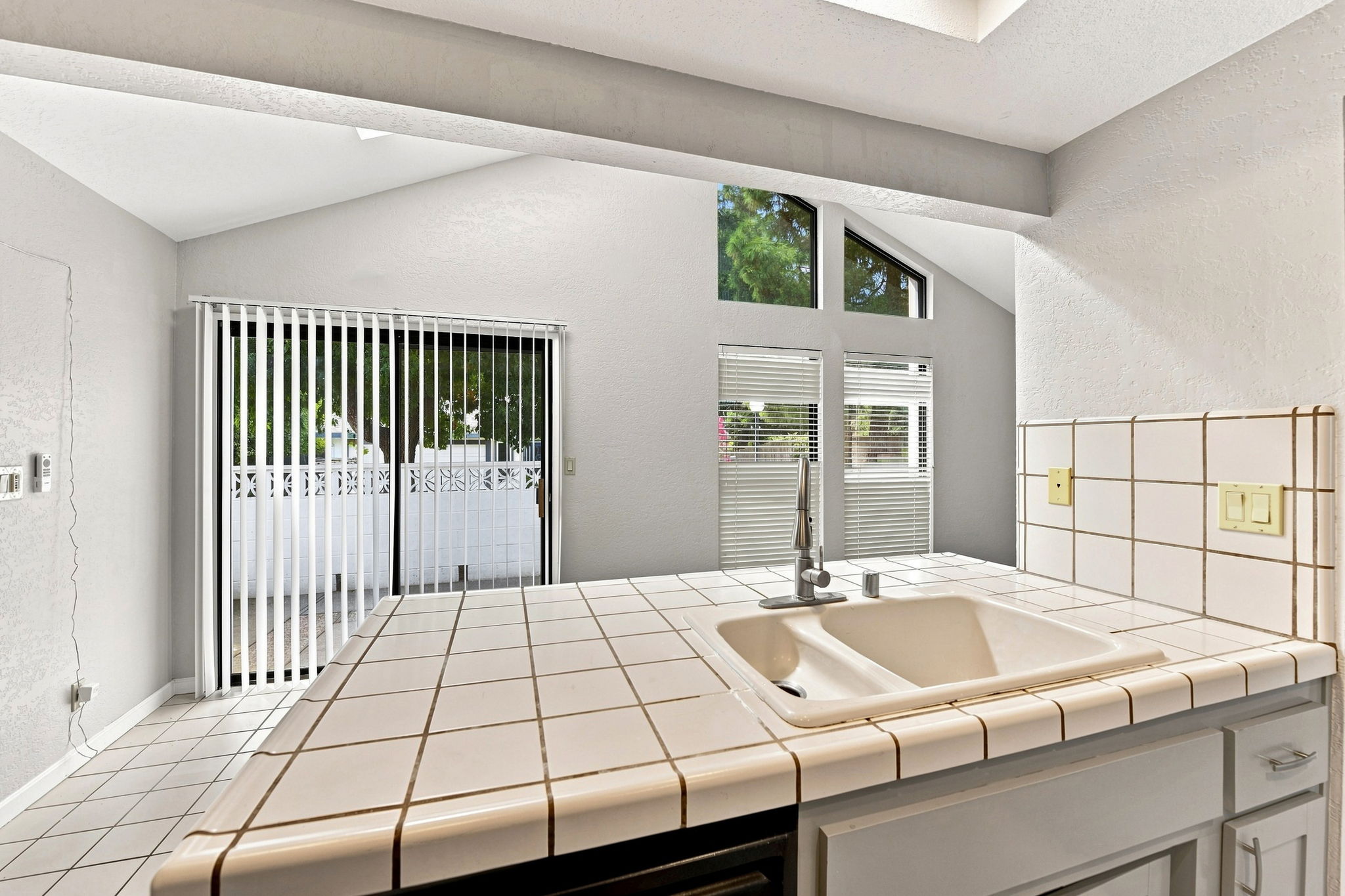 010_F8_5905 Lucinda Ln