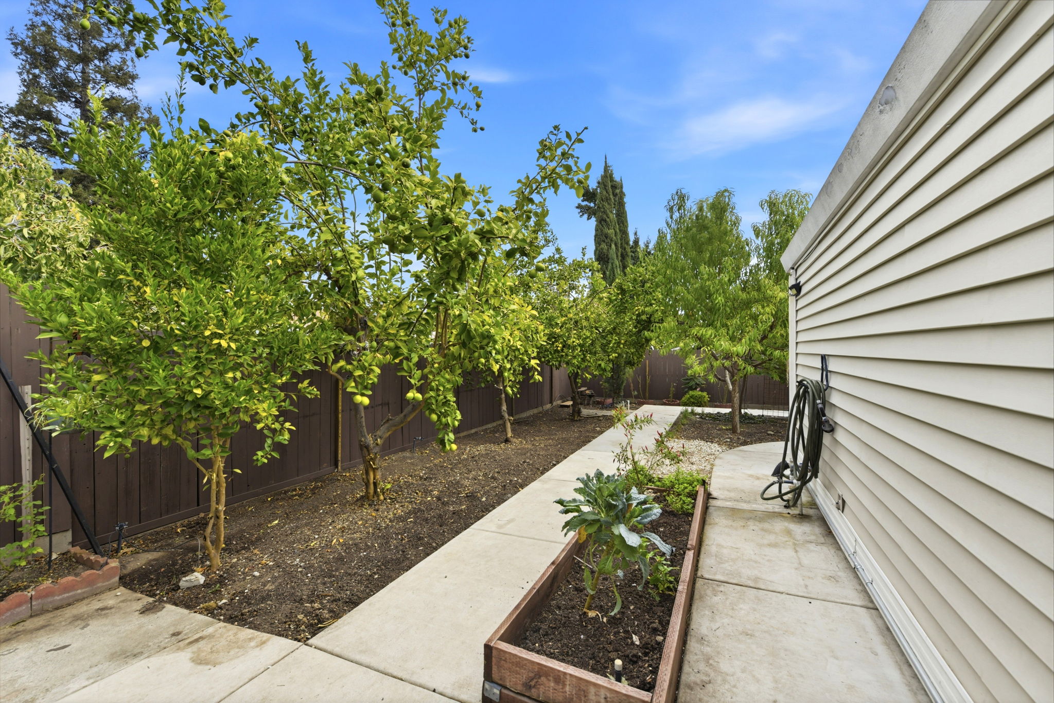 043_F8_5905 Lucinda Ln
