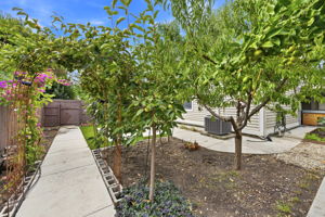 045_F8_5905 Lucinda Ln