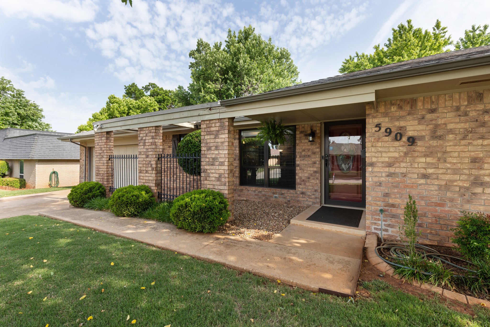 5909 NW 72nd Pl_003.jpg