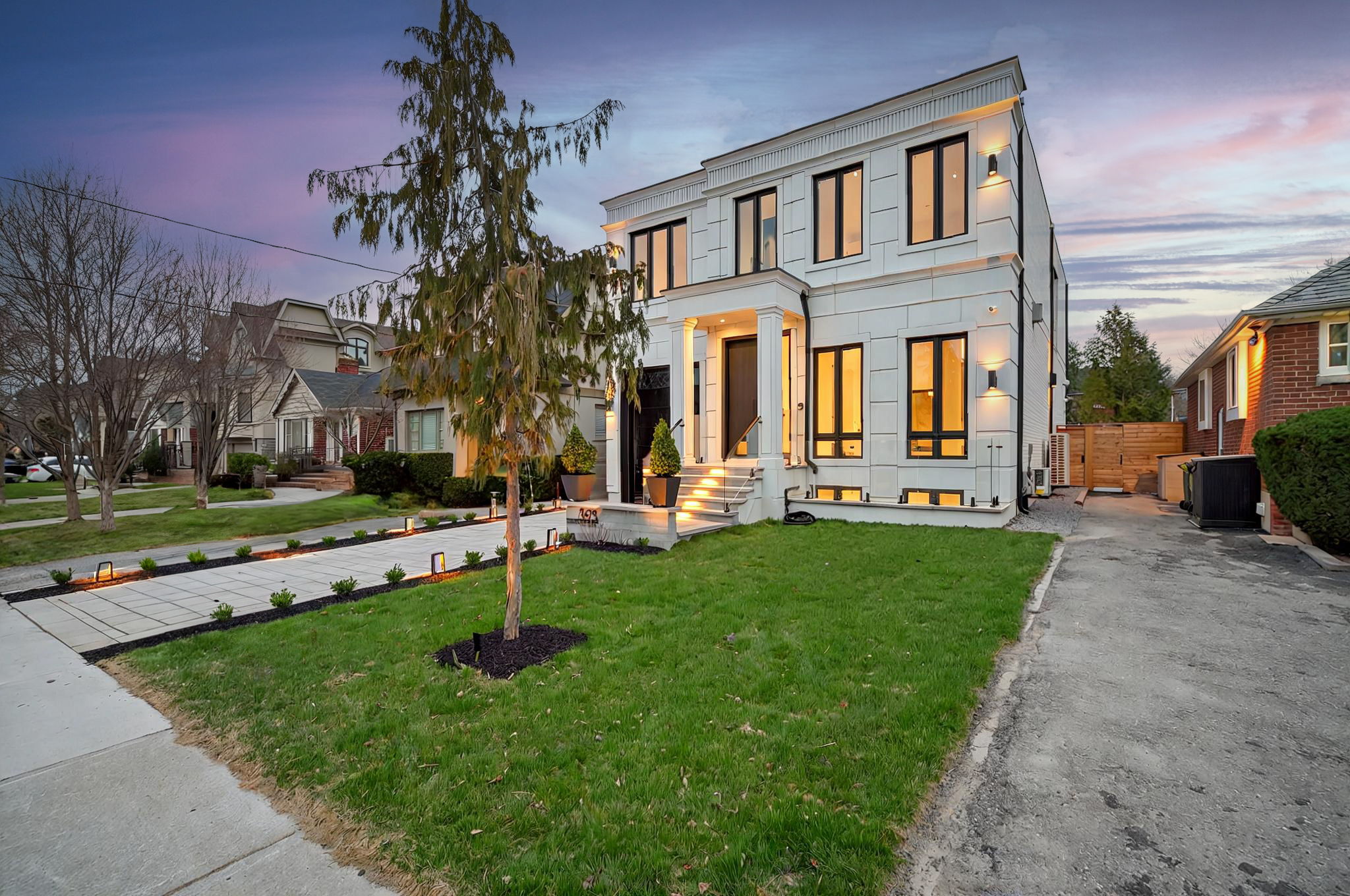 595 Broadway Ave Toronto, ON M4G 2S4