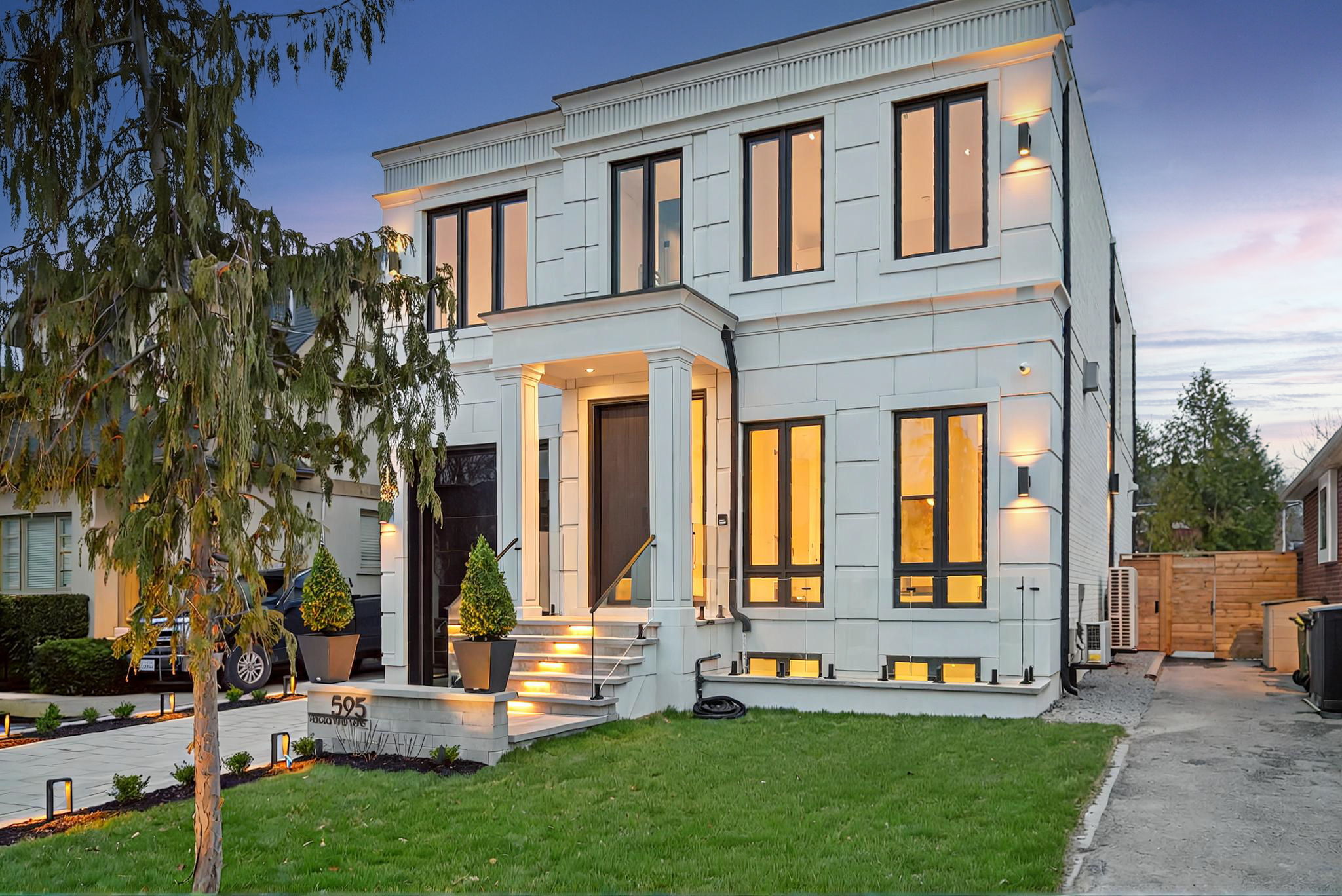 595 Broadway Ave Toronto, ON M4G 2S4
