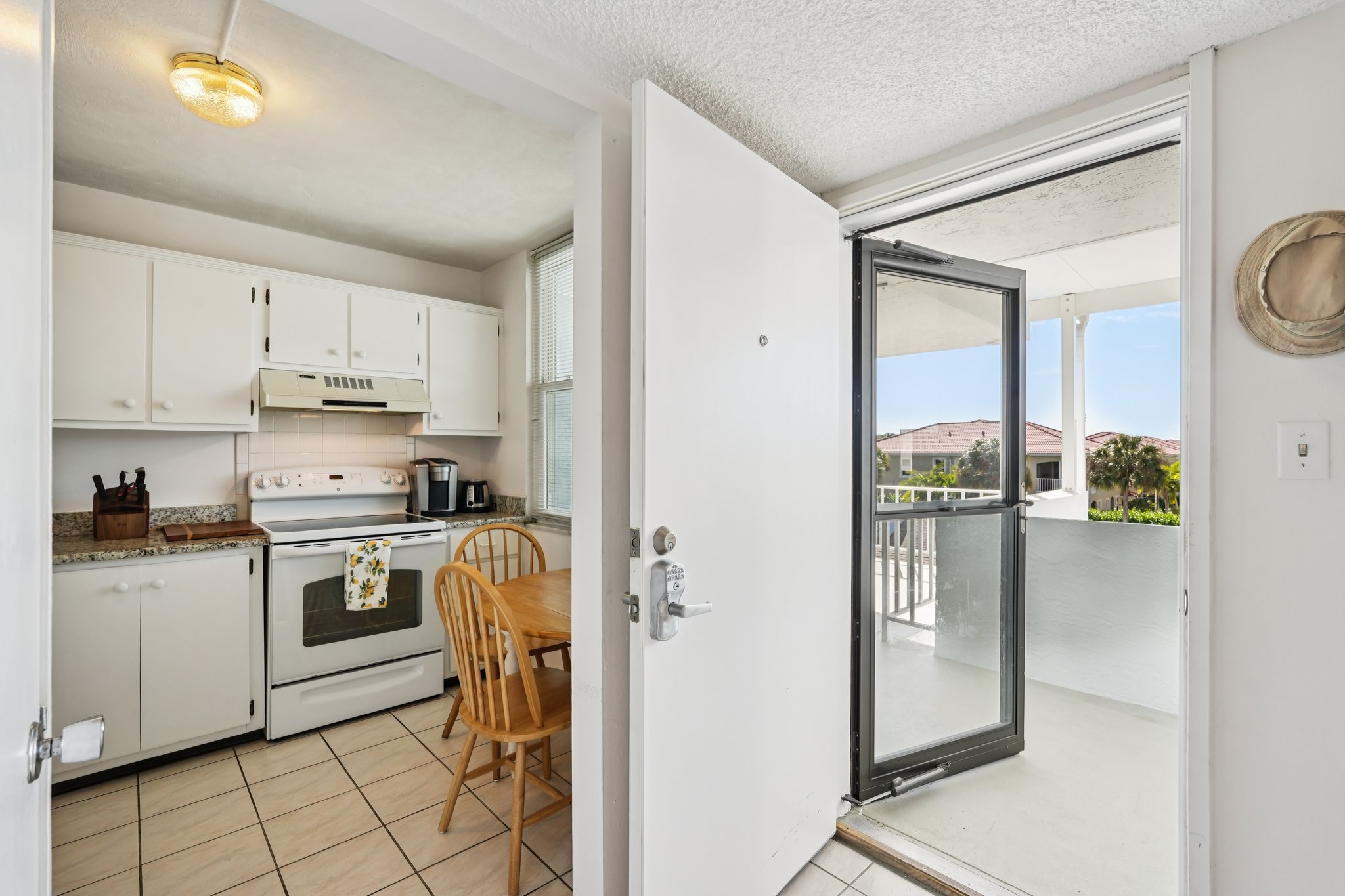 Winkler Rd 305-S0402-006.jpg