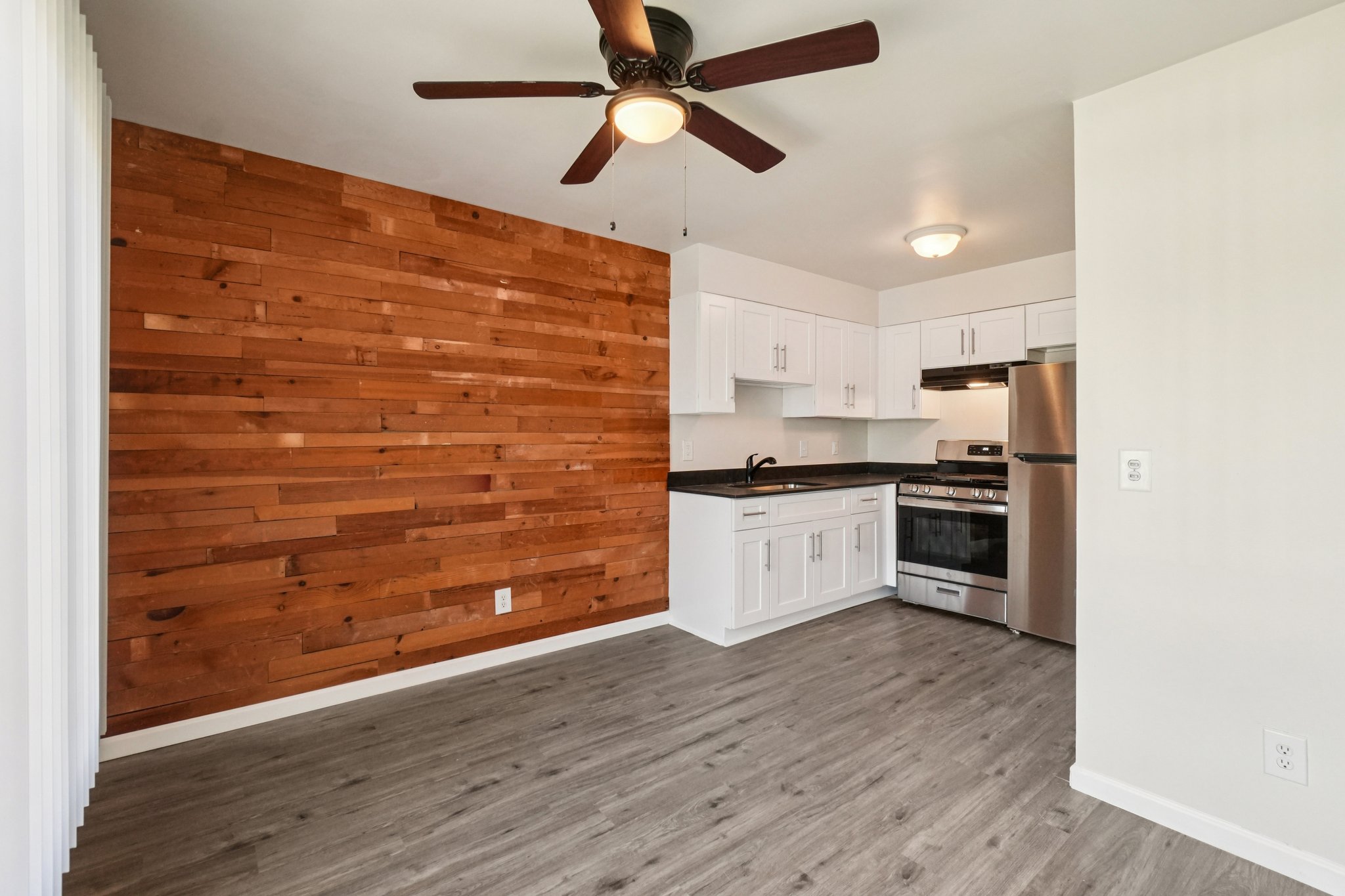 5965 Evergreen Rd Unit 2 bedroom-S2810-009.jpg