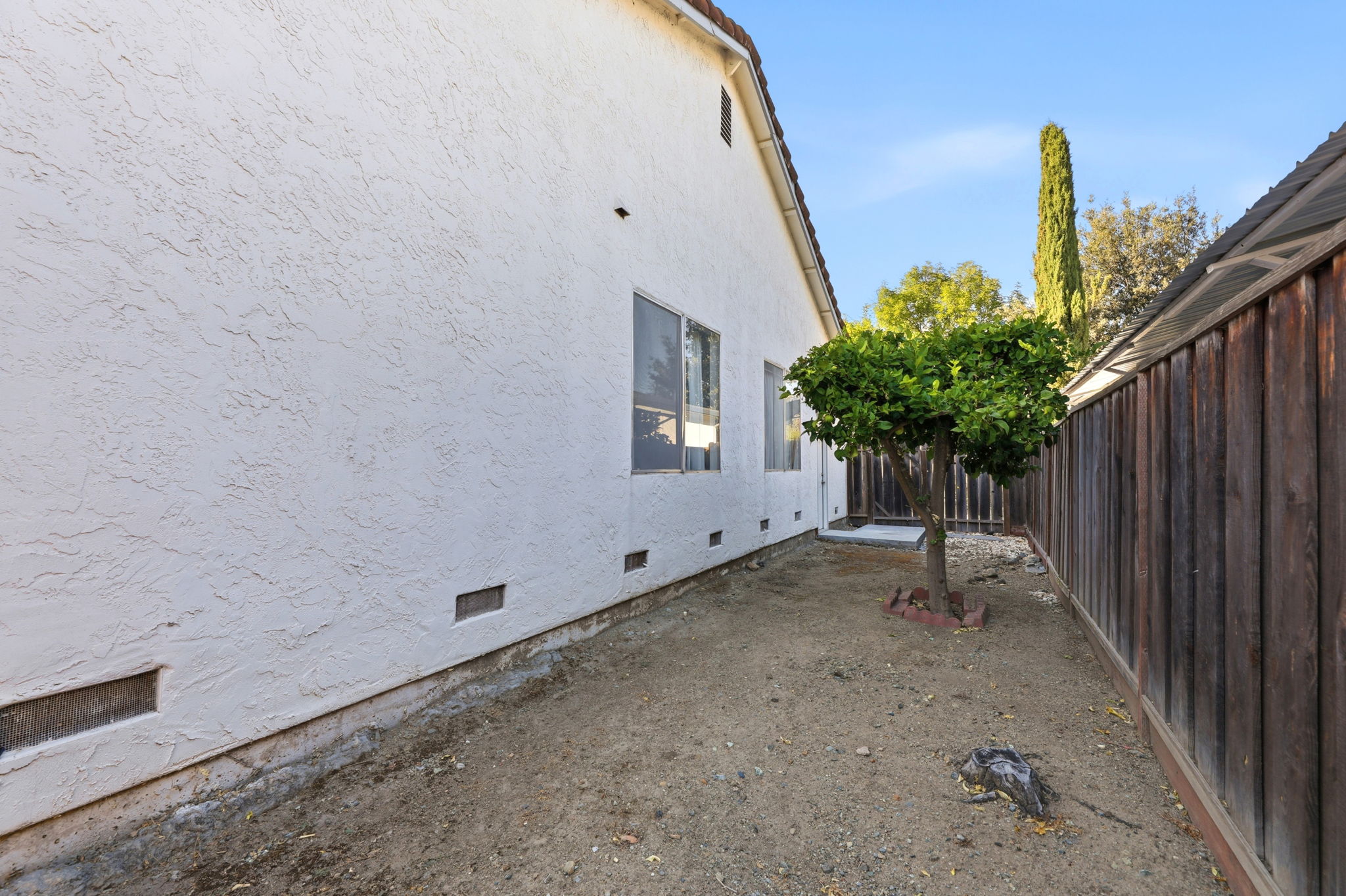 044_F8_598 Blom Dr