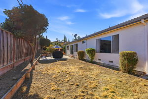 041_F8_598 Blom Dr
