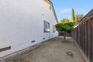044_F8_598 Blom Dr