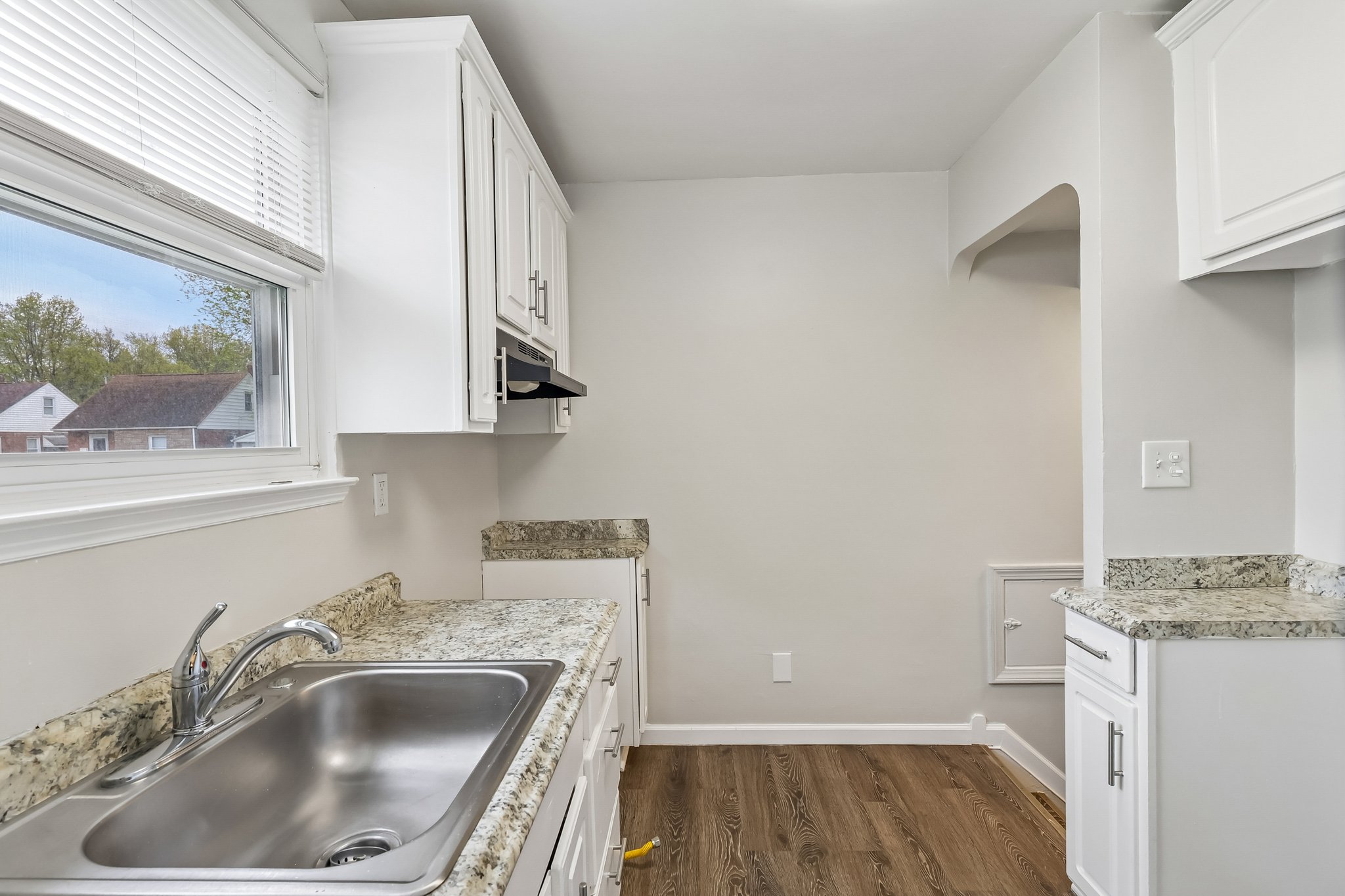 E 250th St-S0305-008.jpg