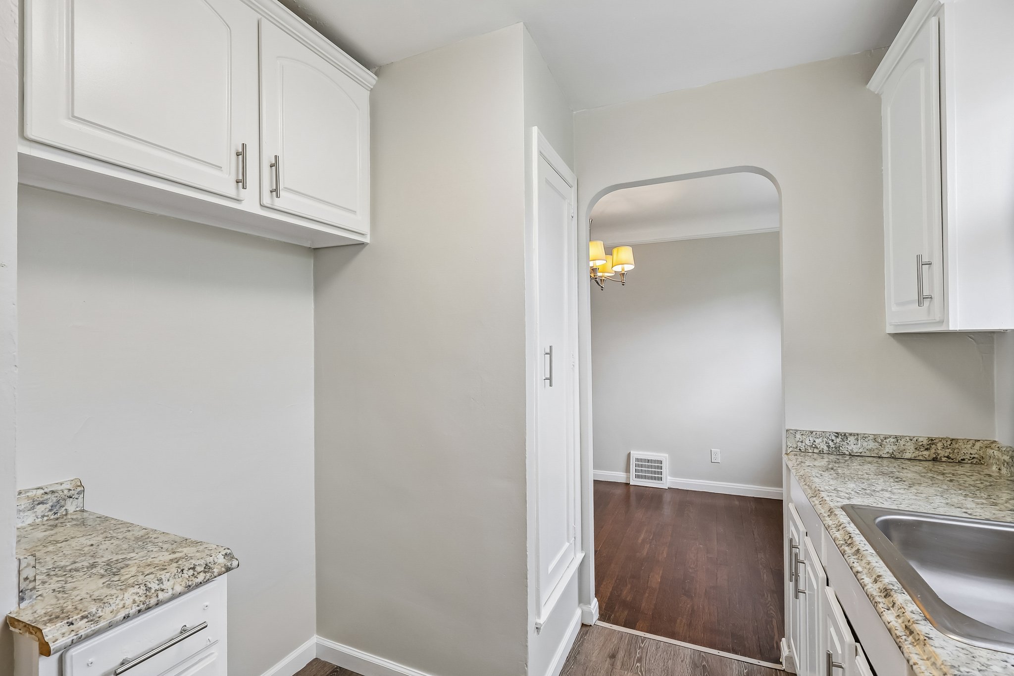 E 250th St-S0305-010.jpg