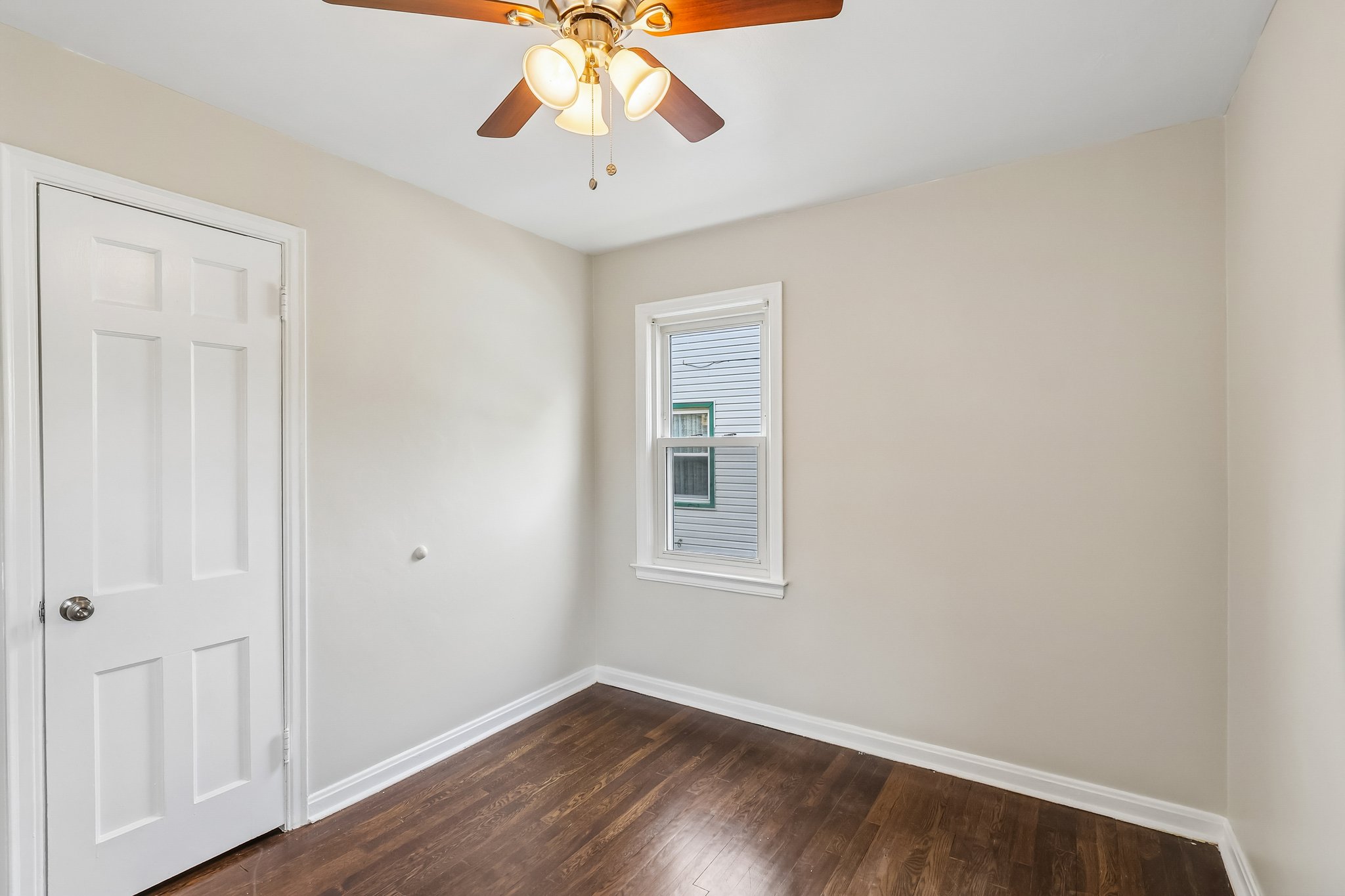 E 250th St-S0305-018.jpg