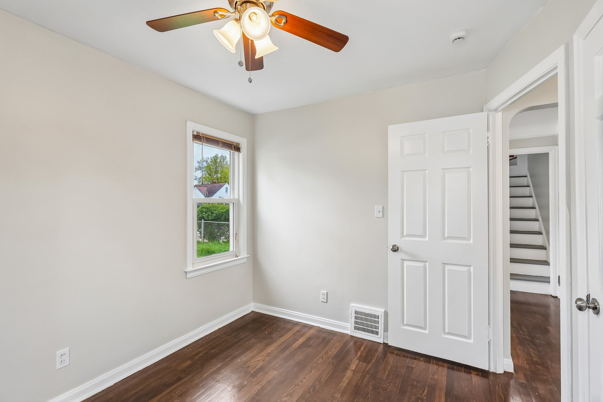 E 250th St-S0305-020.jpg