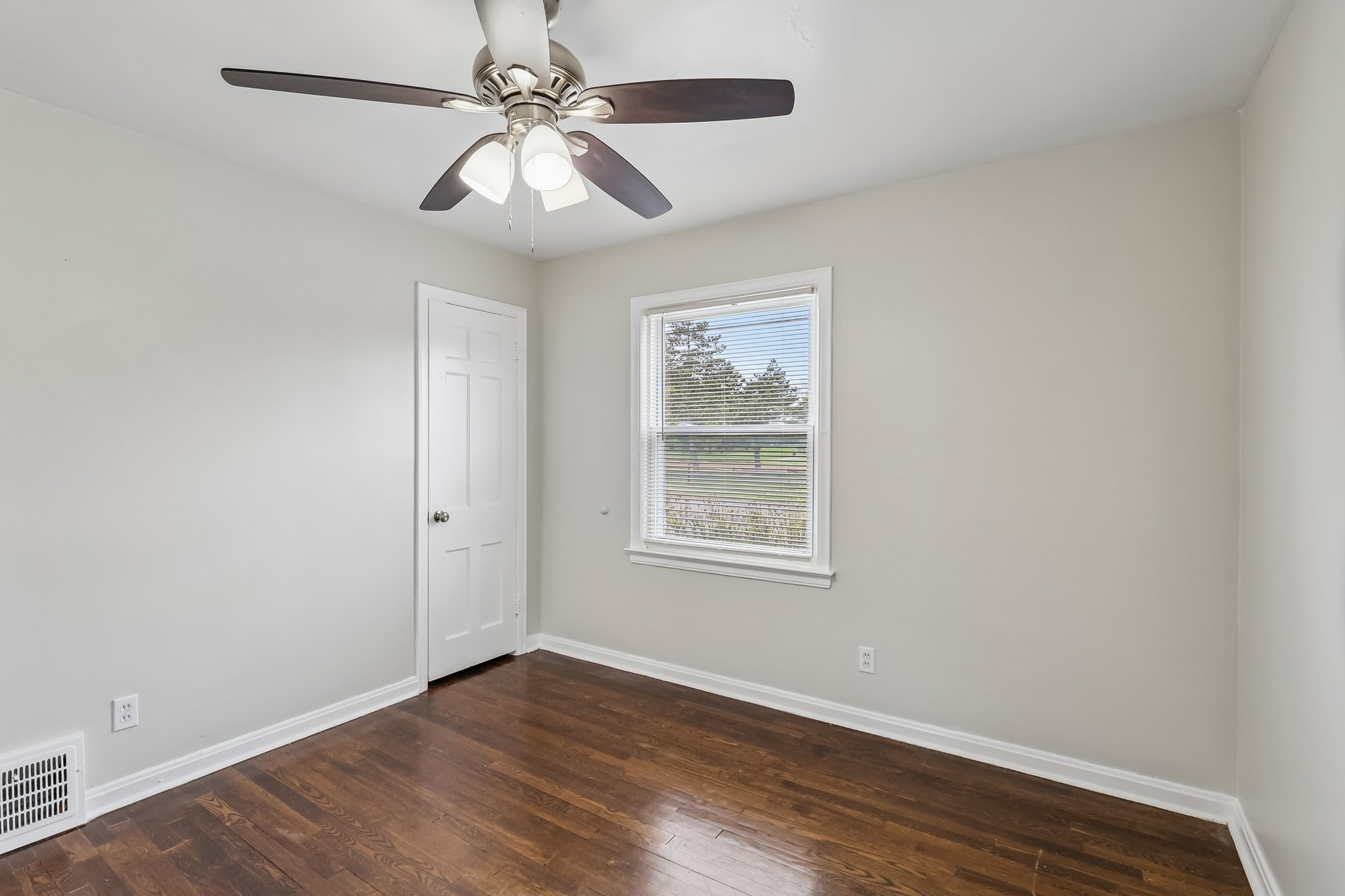 E 250th St-S0305-024.jpg