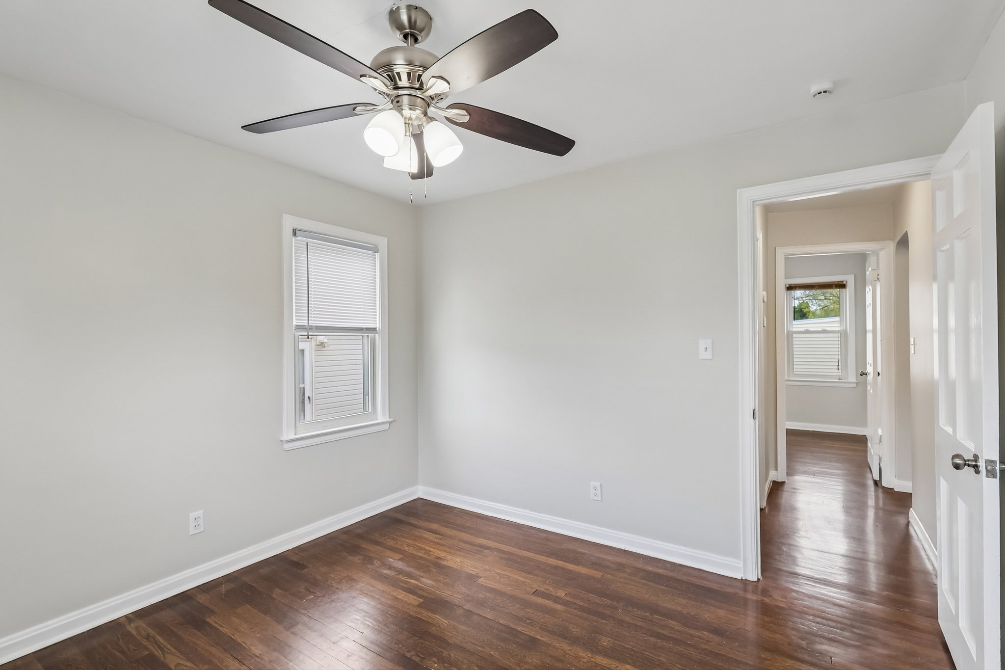 E 250th St-S0305-026.jpg