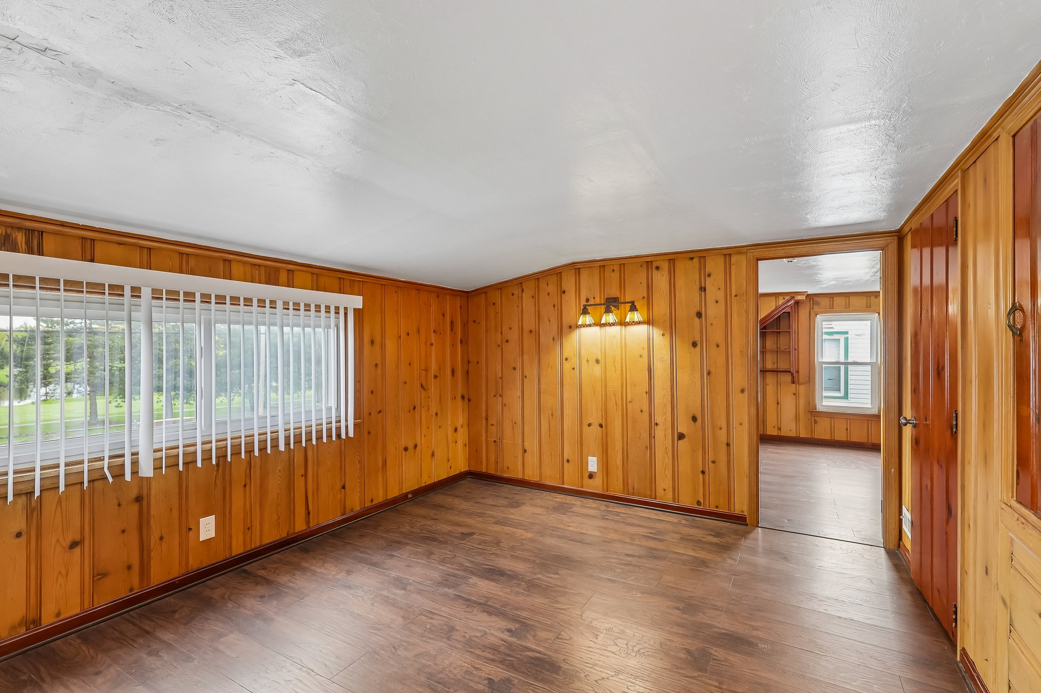 E 250th St-S0305-034.jpg