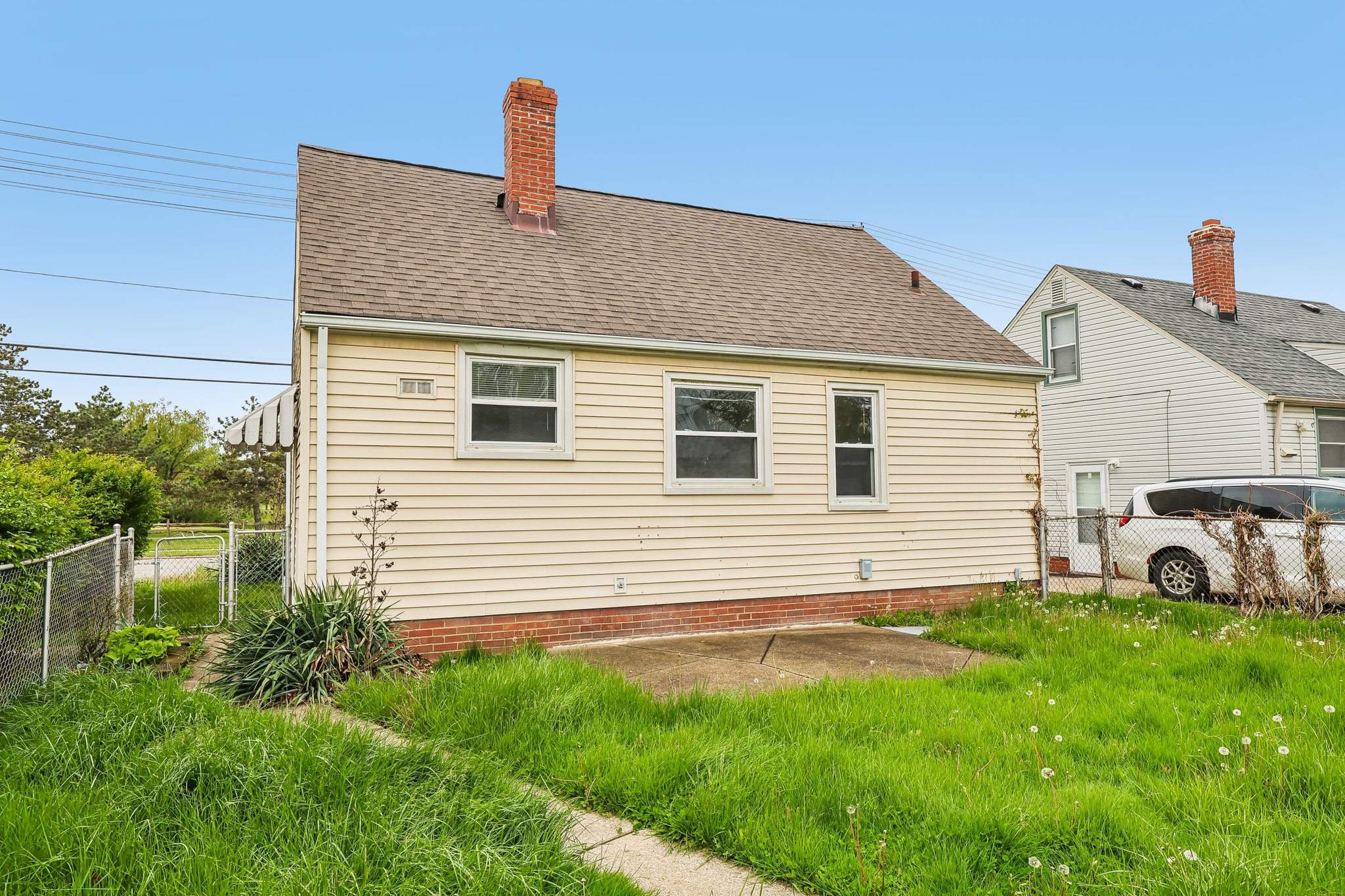 E 250th St-S0305-047.jpg