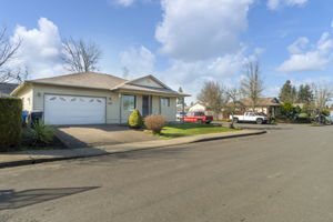  599 Page Ct, Salem, OR 97301, US Photo 2