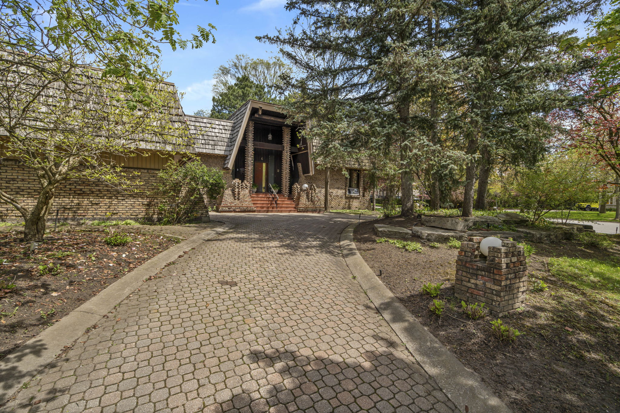 6 Chieftain Crescent Toronto, ON M2L 2H4