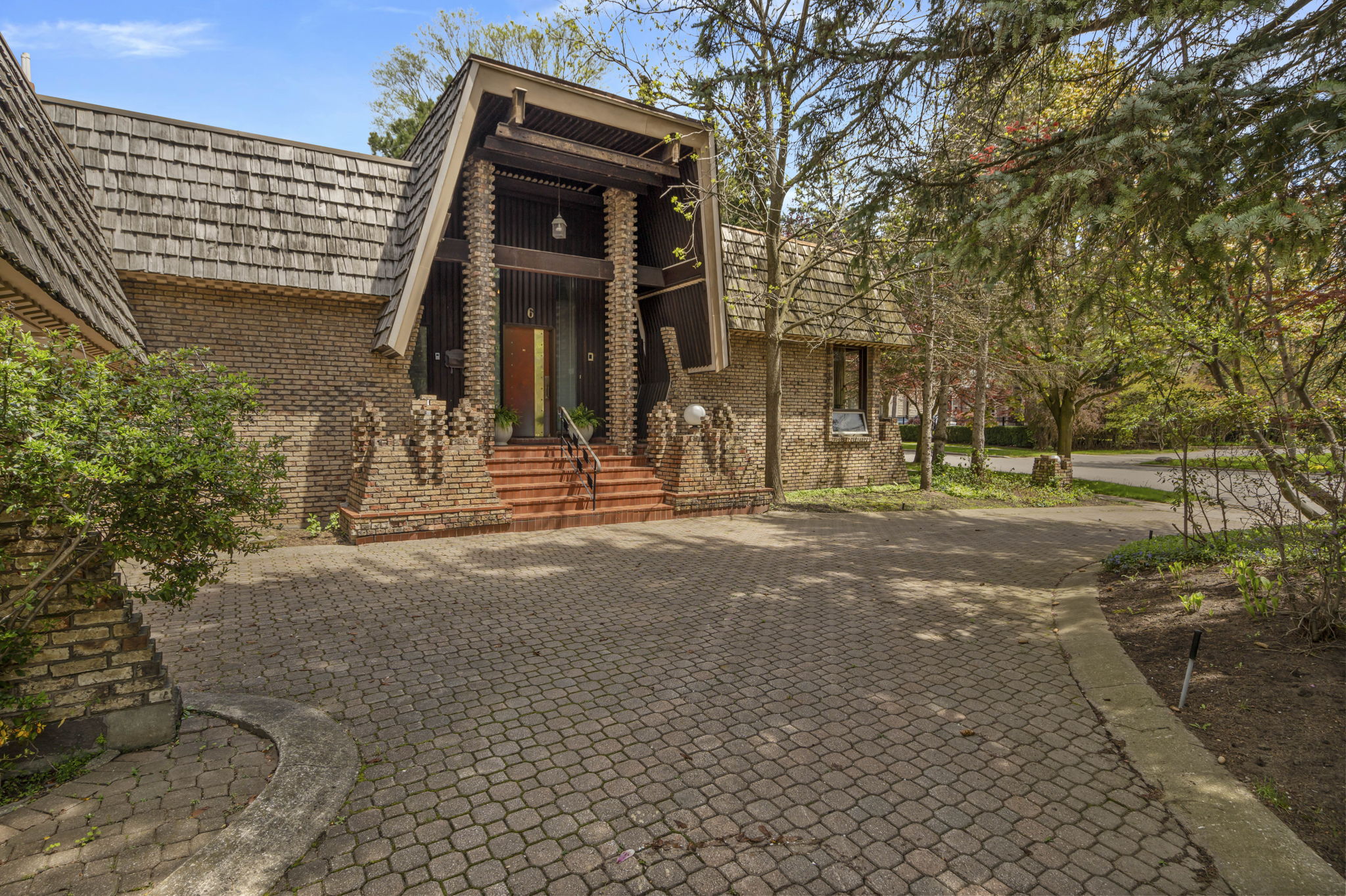 6 Chieftain Crescent Toronto, ON M2L 2H4