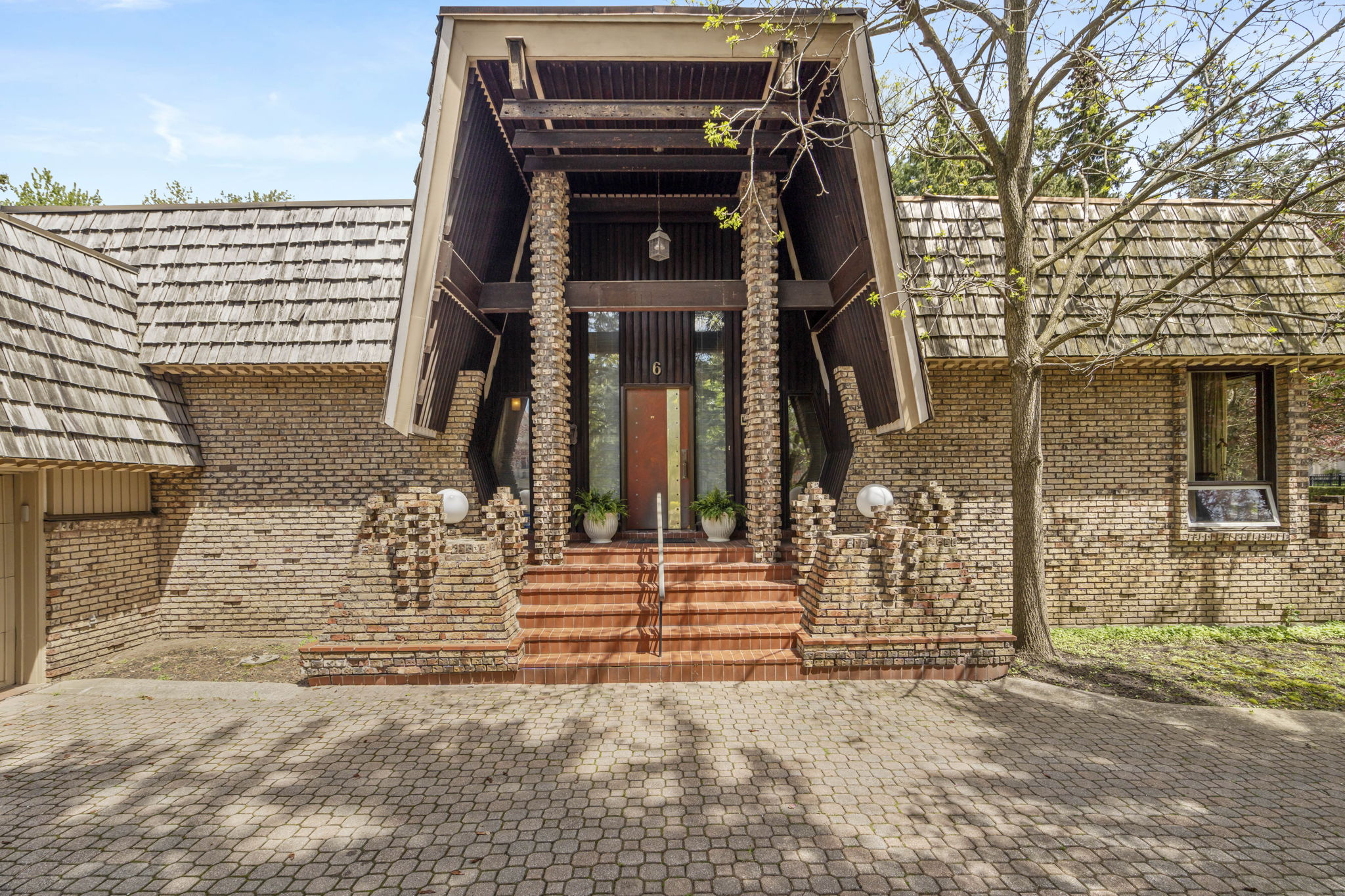 6 Chieftain Crescent Toronto, ON M2L 2H4