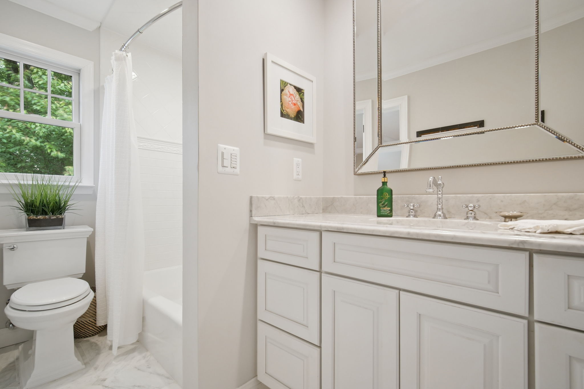 Full Bathroom (2nd Level)