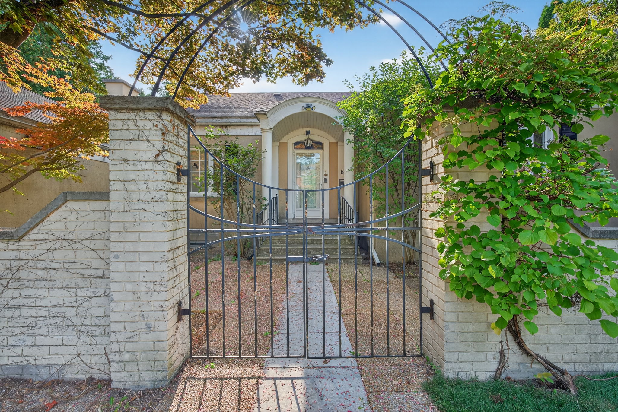 6 Gerald St Toronto, ON M2L 2M5