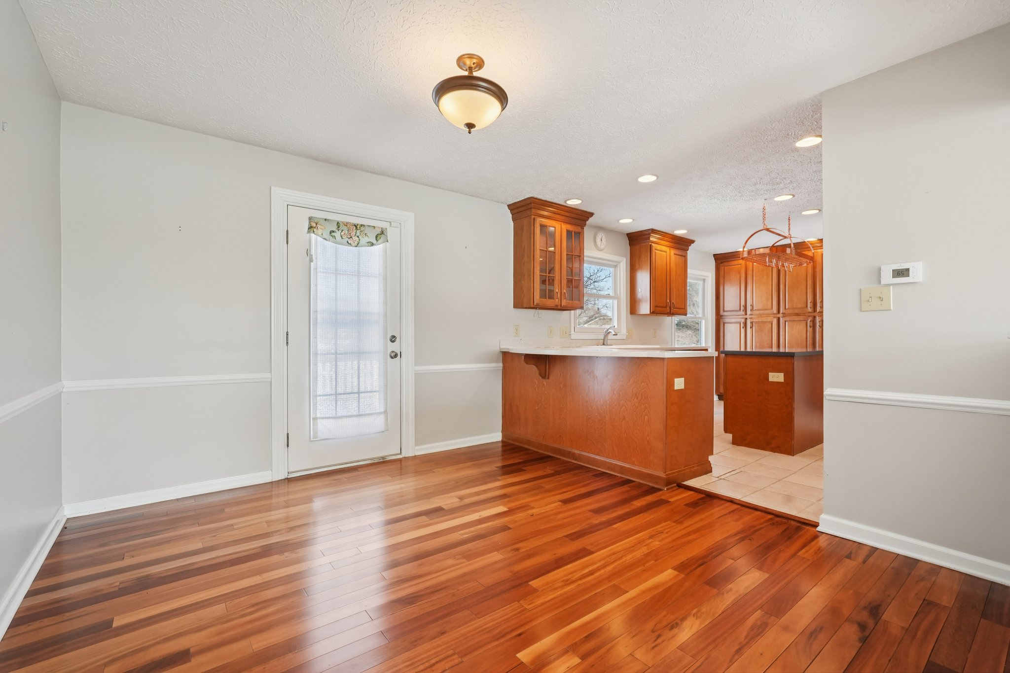 Greyhound Cir-S1202-010.jpg