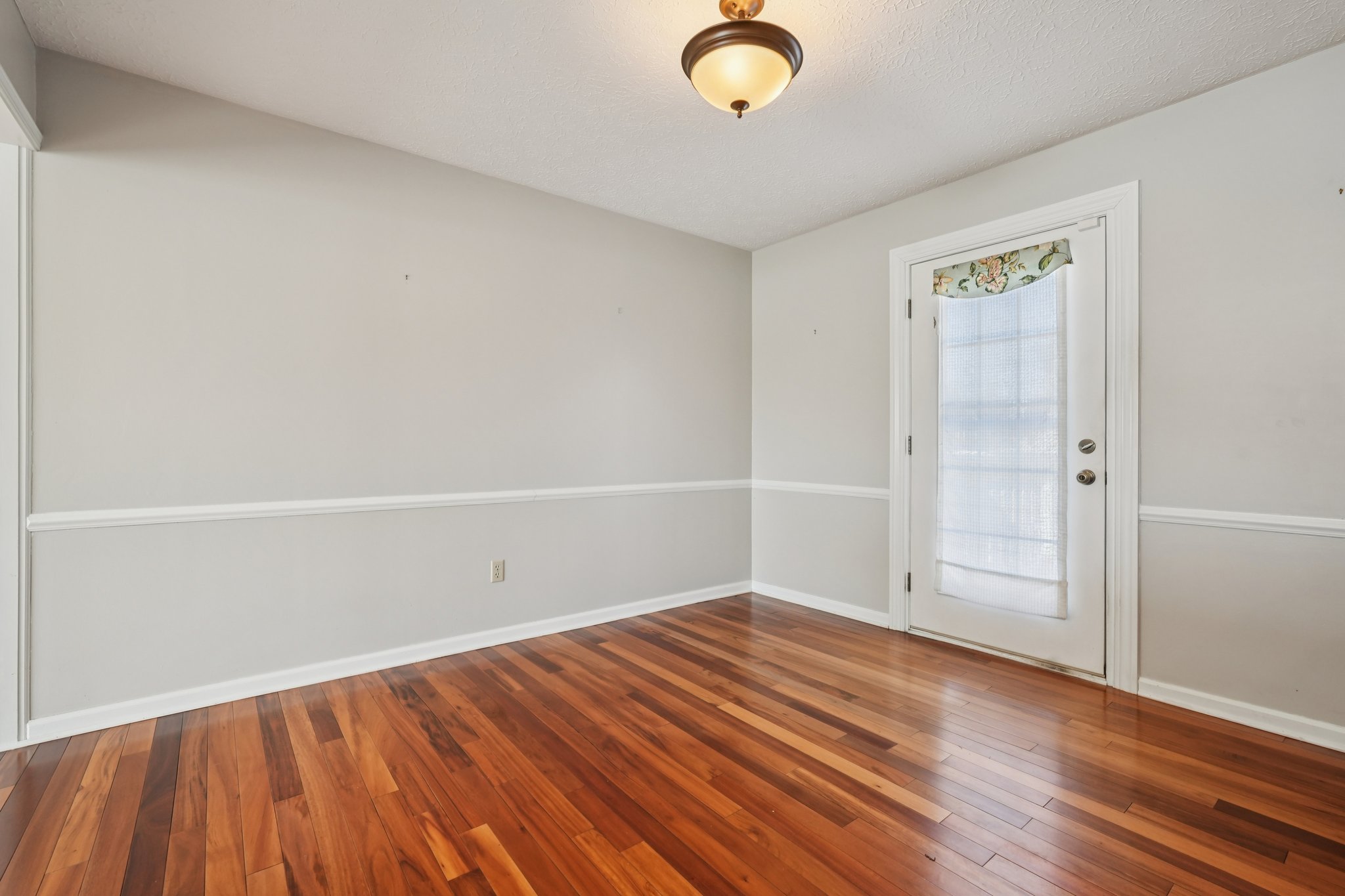 Greyhound Cir-S1202-011.jpg