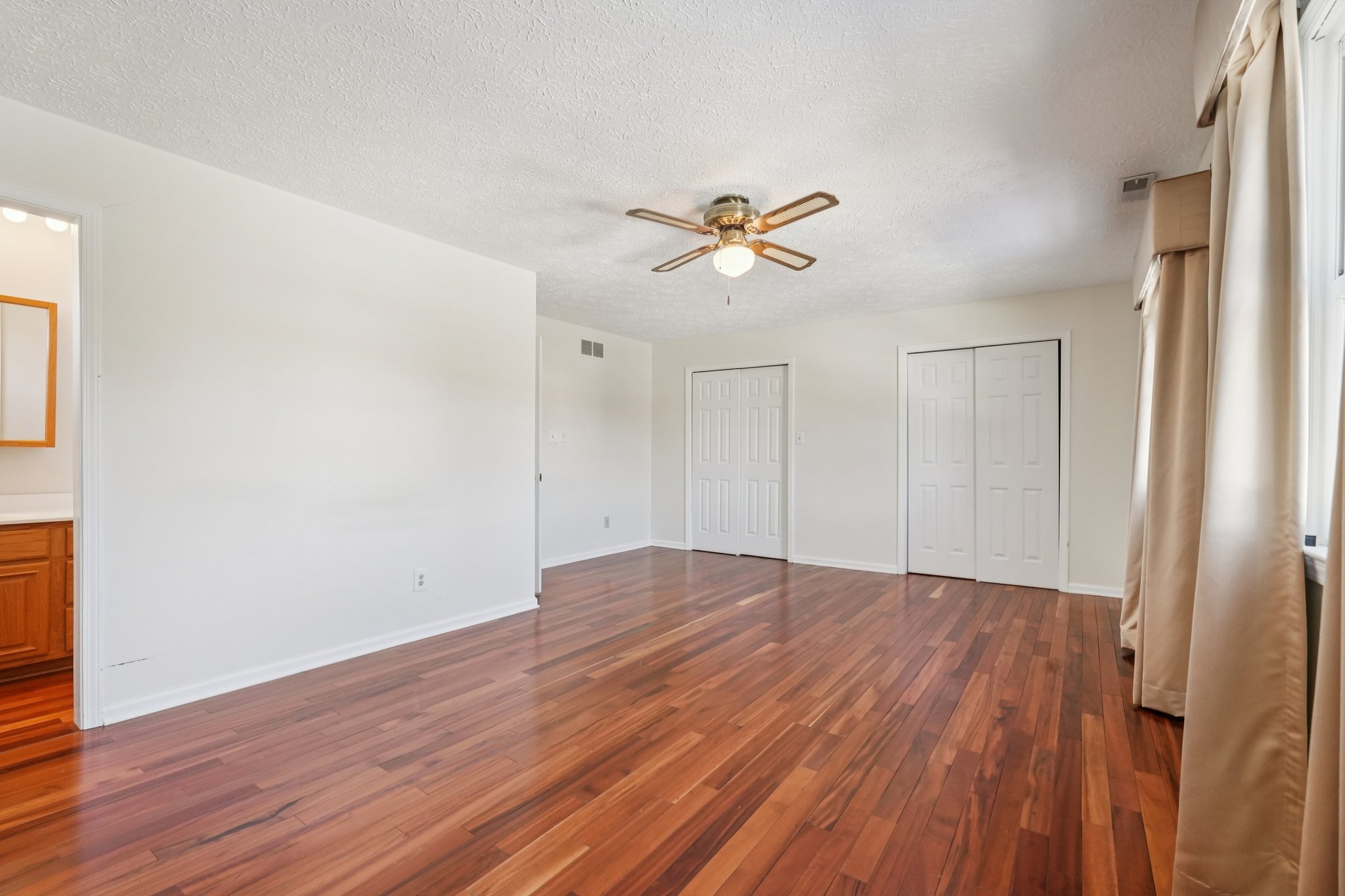 Greyhound Cir-S1202-031.jpg