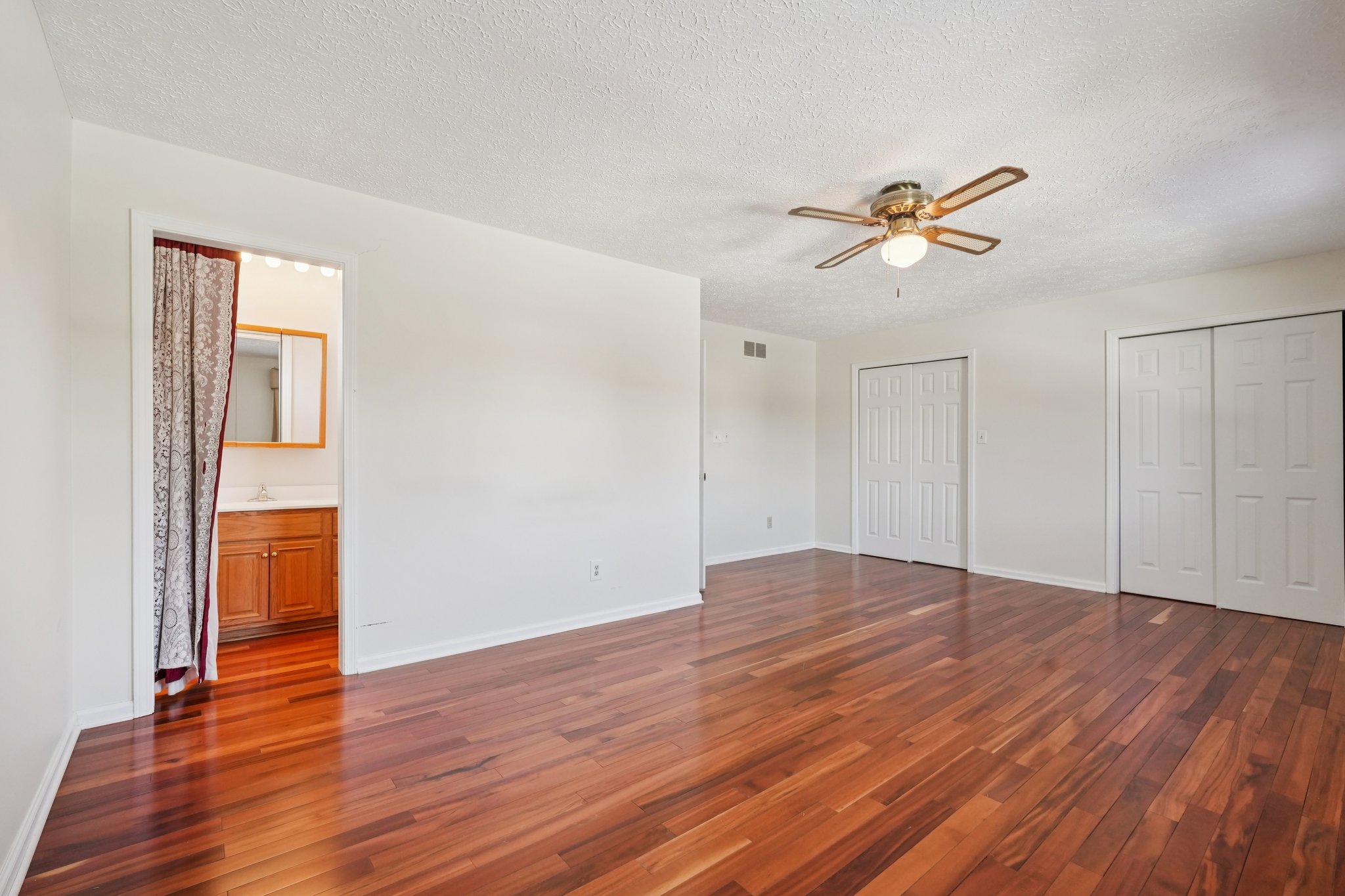 Greyhound Cir-S1202-032.jpg